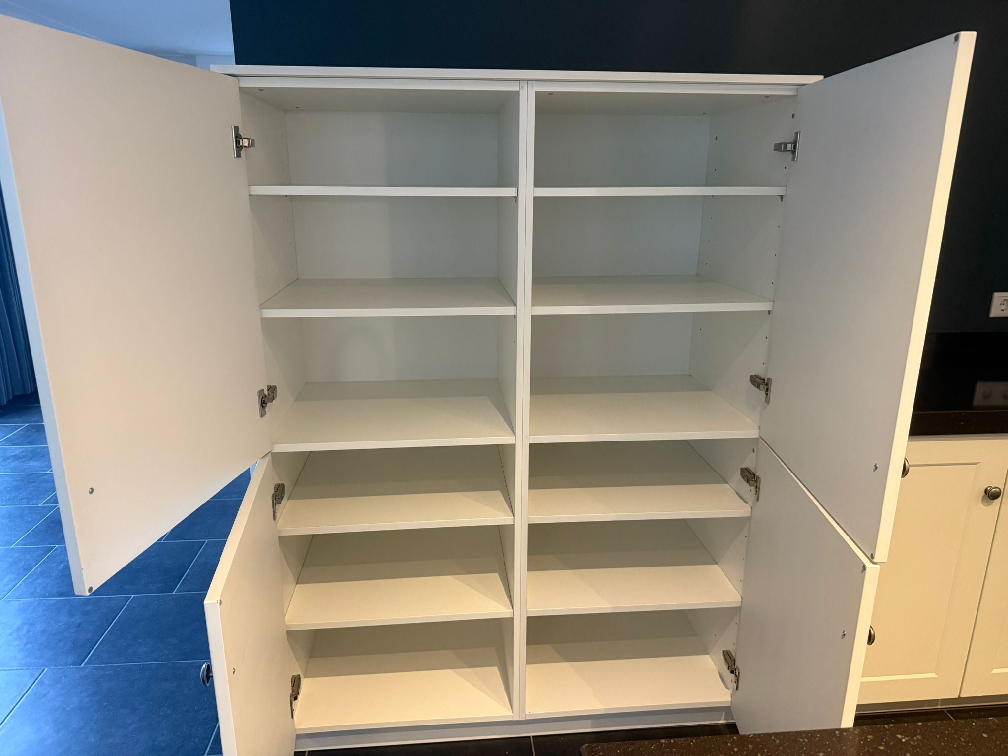 01915 - Witte landelijke eilandkeuken