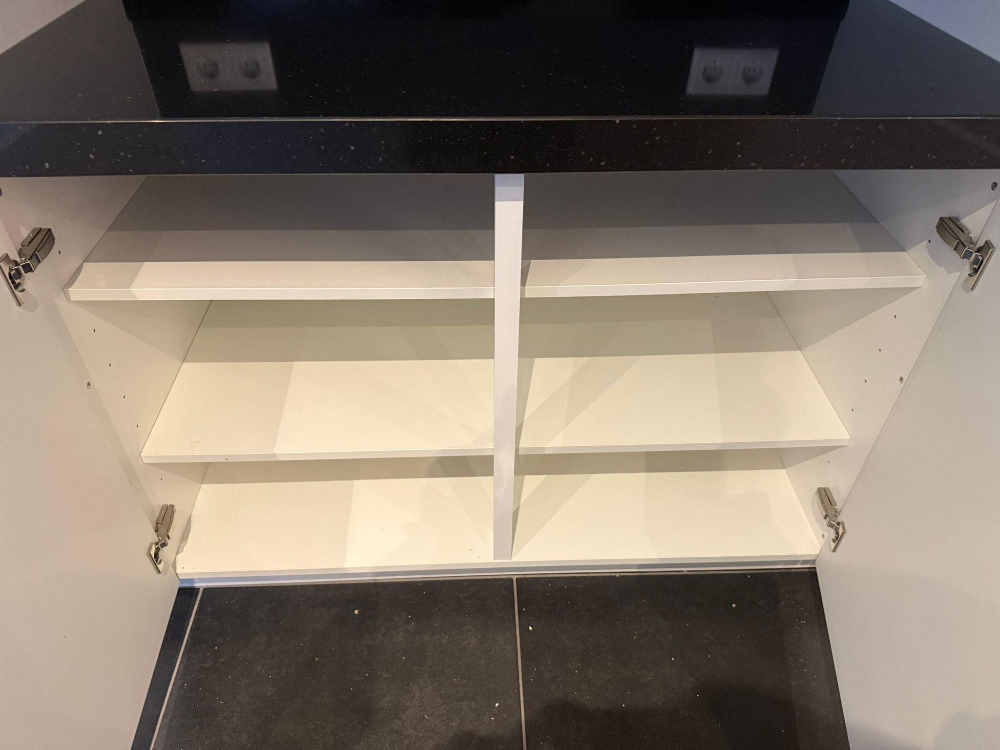 01915 - Witte landelijke eilandkeuken