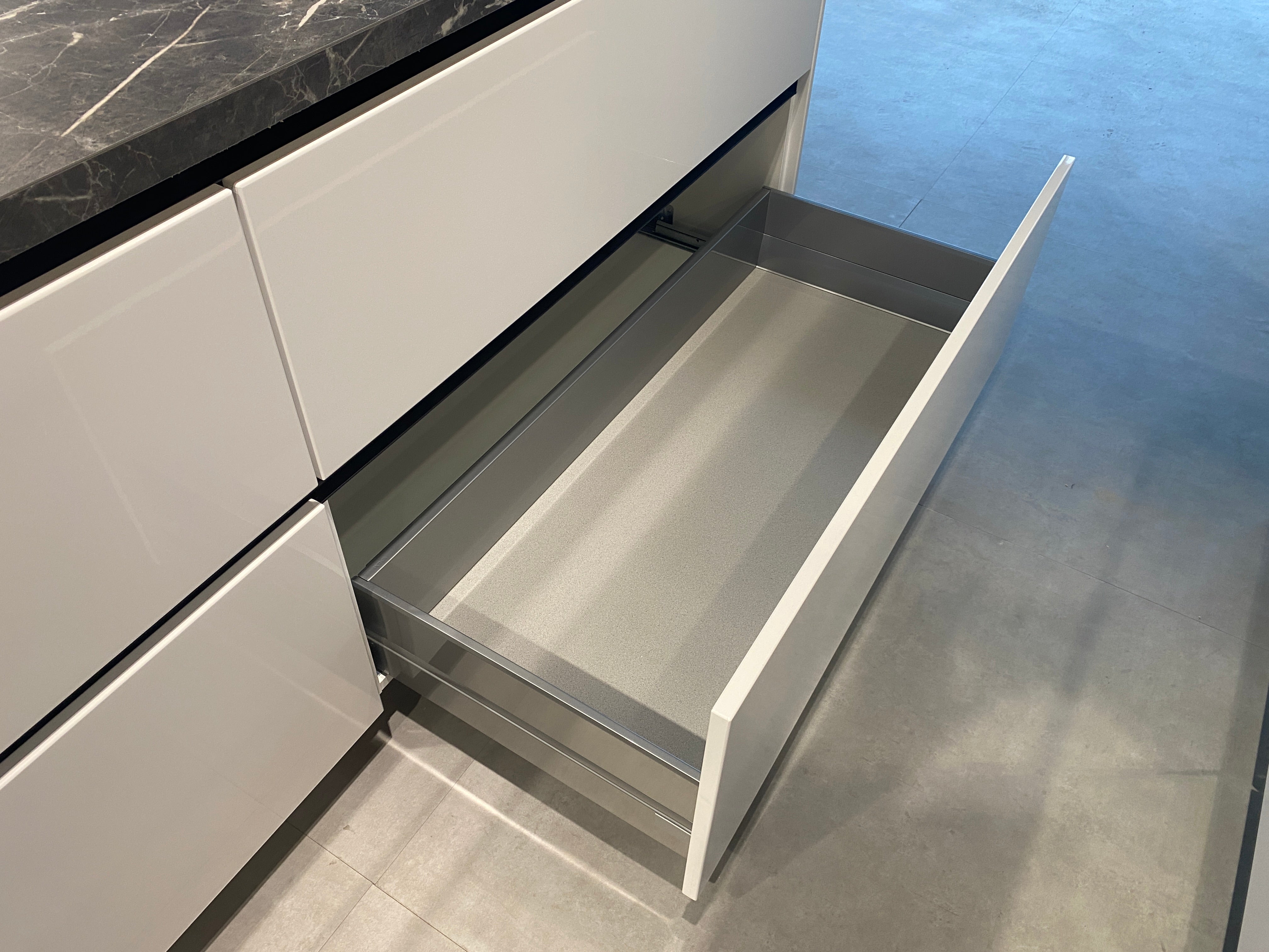 02642 - Moderne hoogglans lak alpine witte keuken