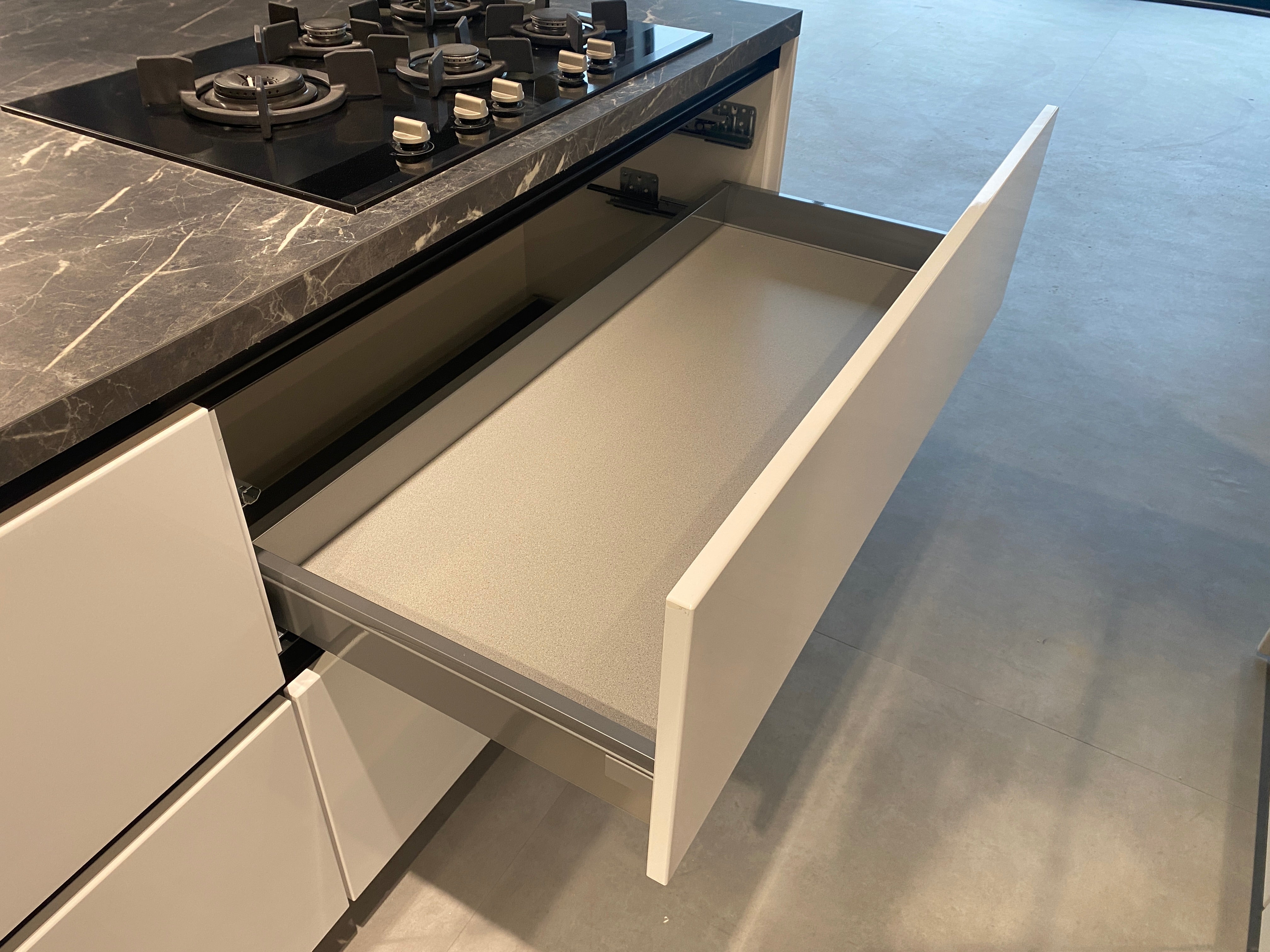 02642 - Moderne hoogglans lak alpine witte keuken