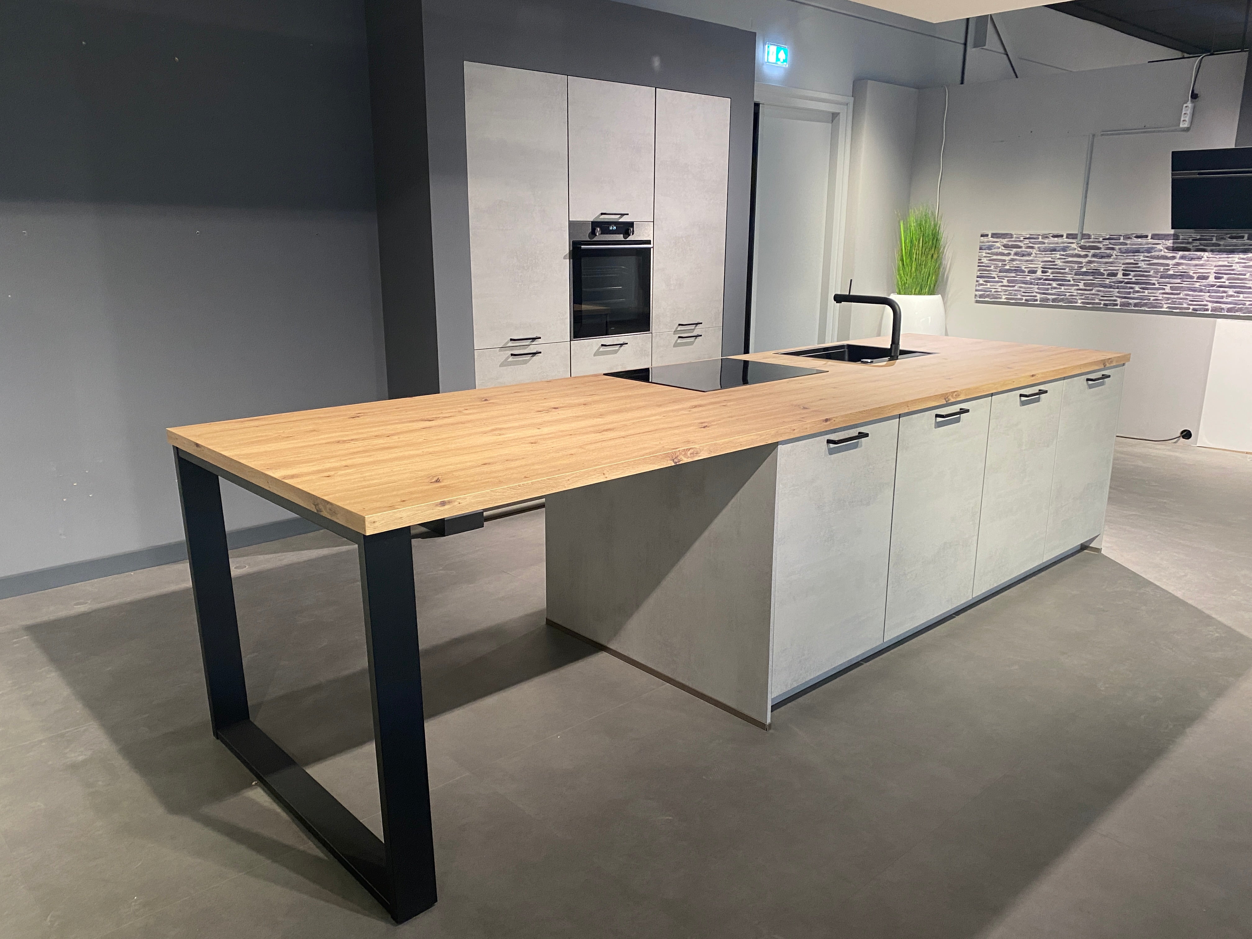 02646 - Grijze eilandkeuken met bar