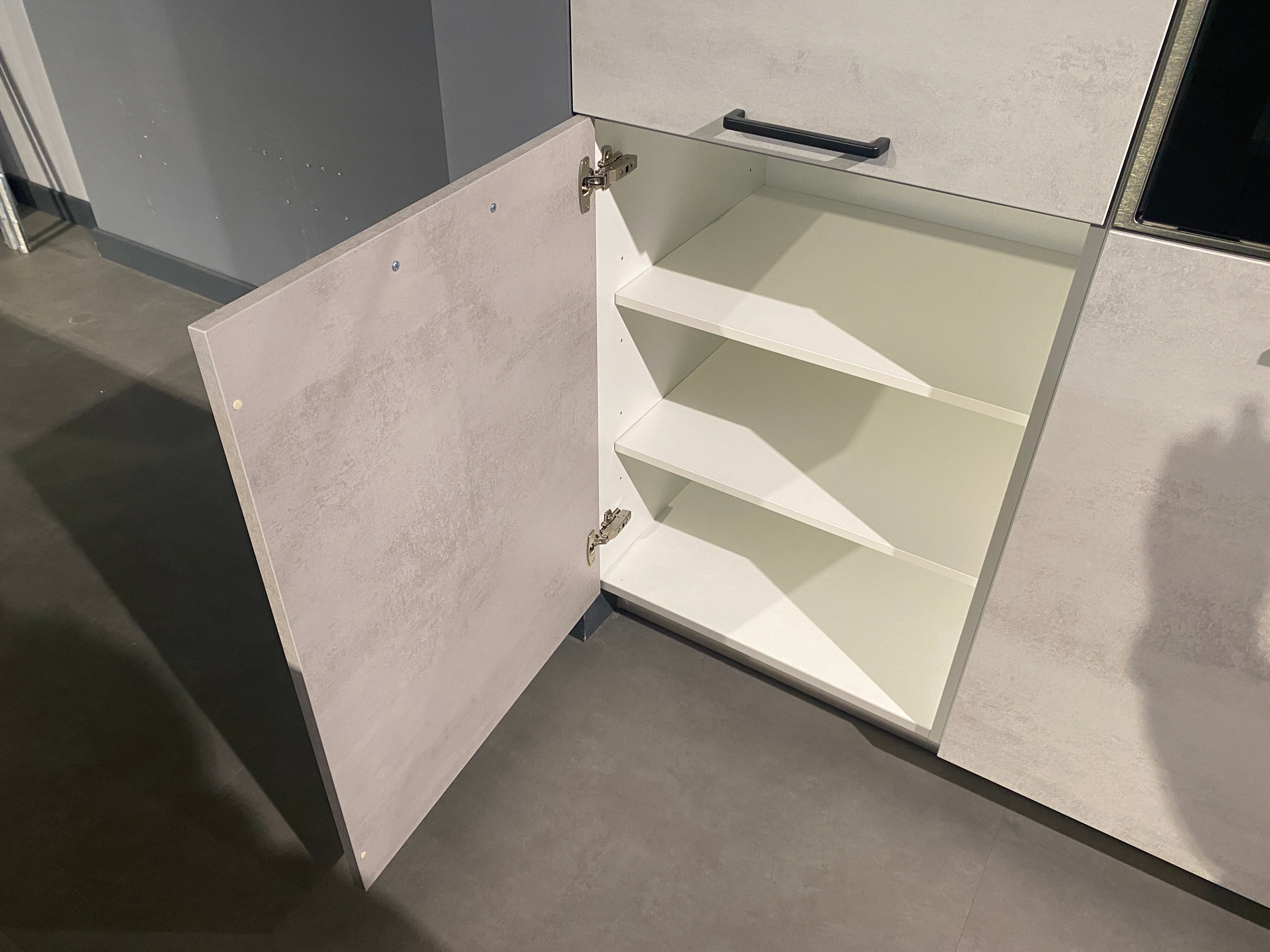 02646 - Grijze eilandkeuken met bar