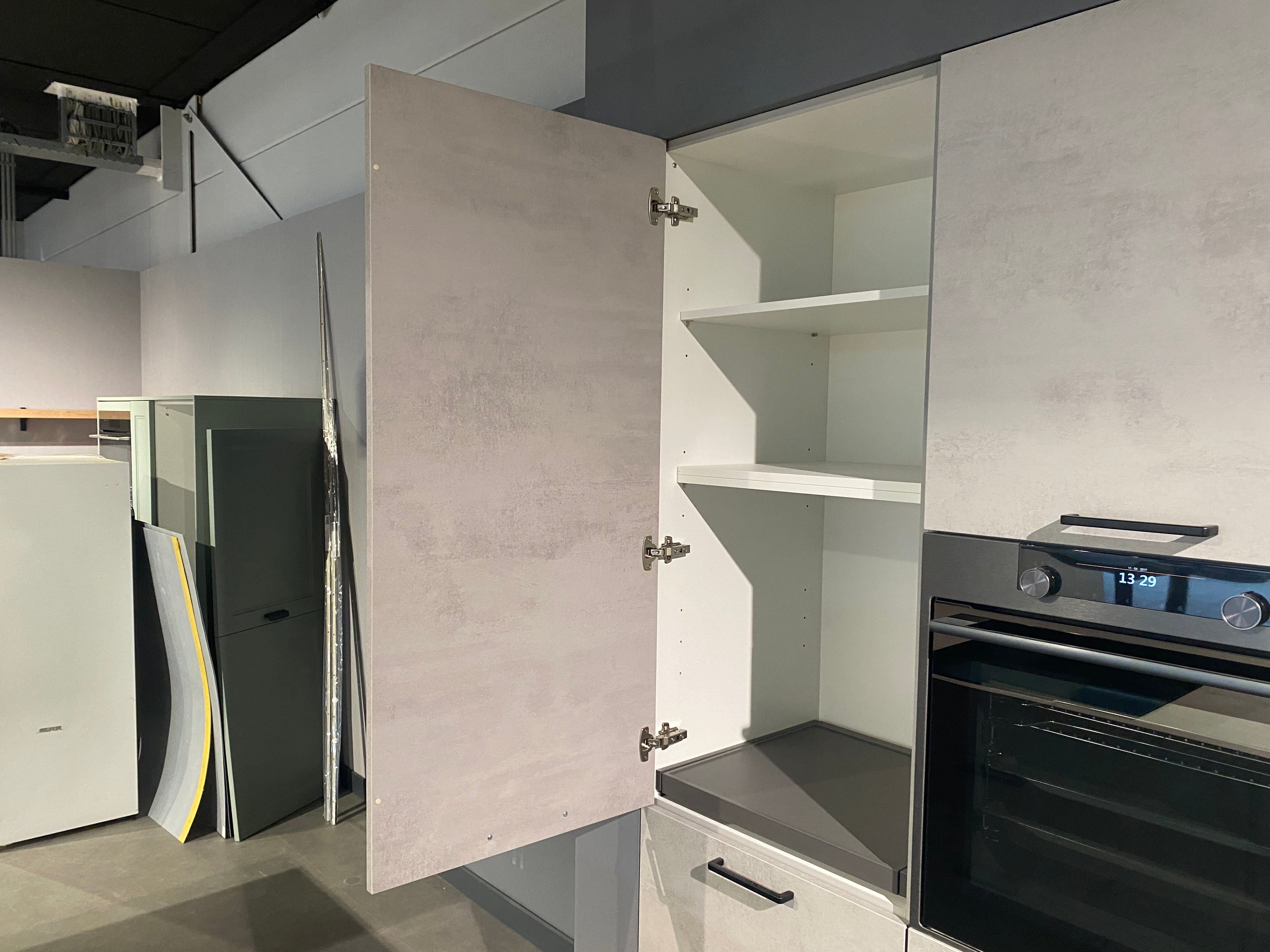 02646 - Grijze eilandkeuken met bar