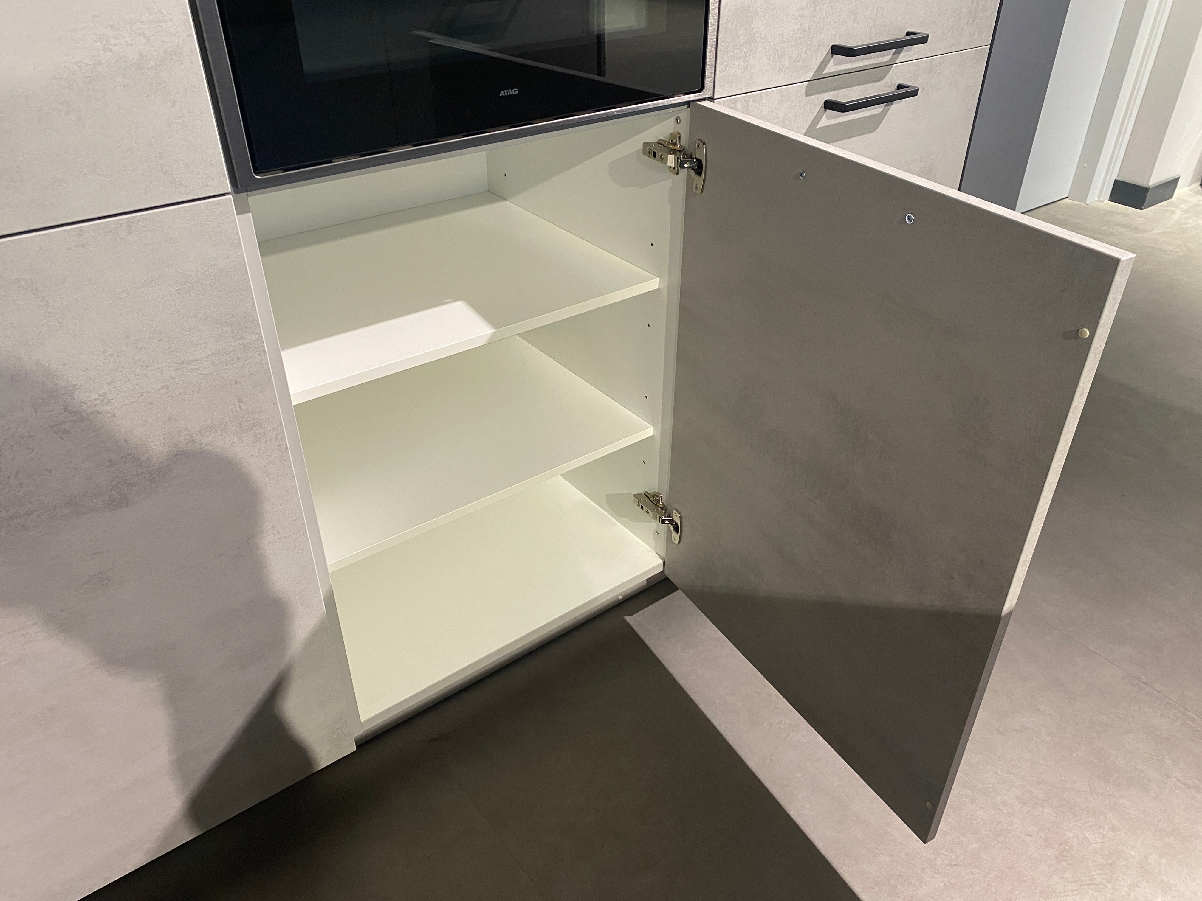 02646 - Grijze eilandkeuken met bar