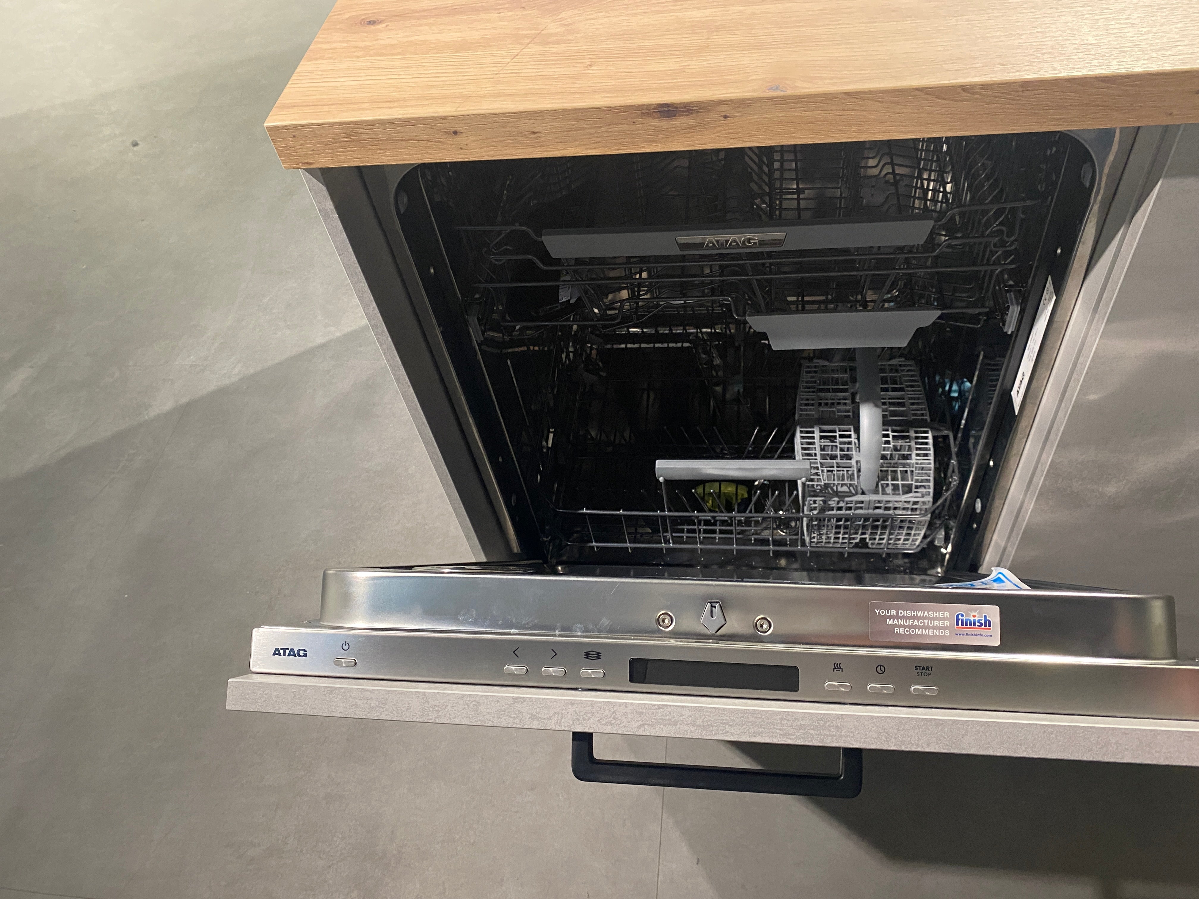 02646 - Grijze eilandkeuken met bar