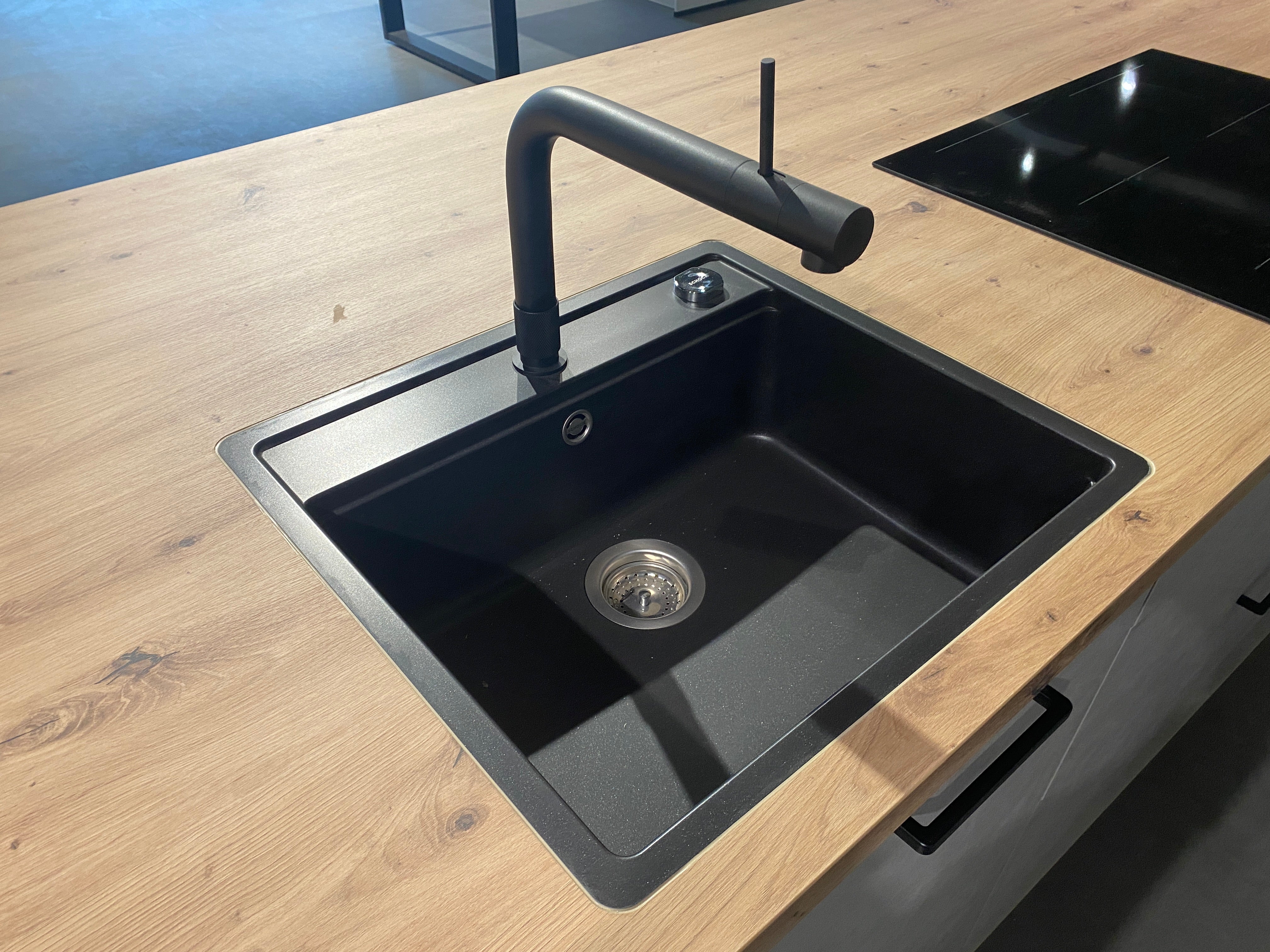 02646 - Grijze eilandkeuken met bar