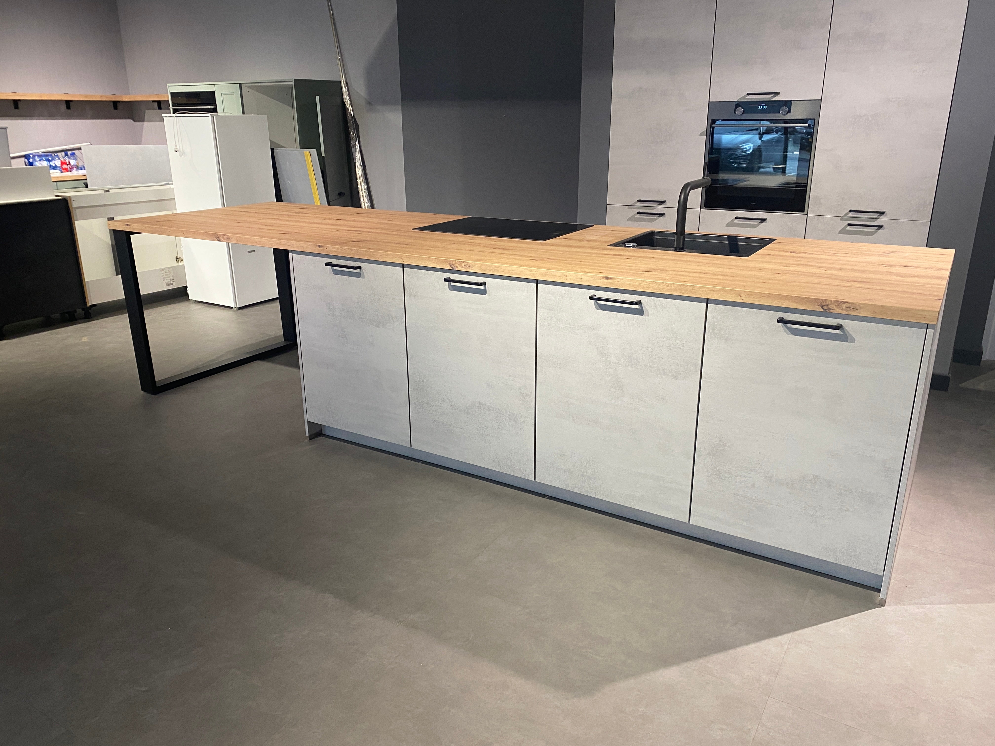 02646 - Grijze eilandkeuken met bar