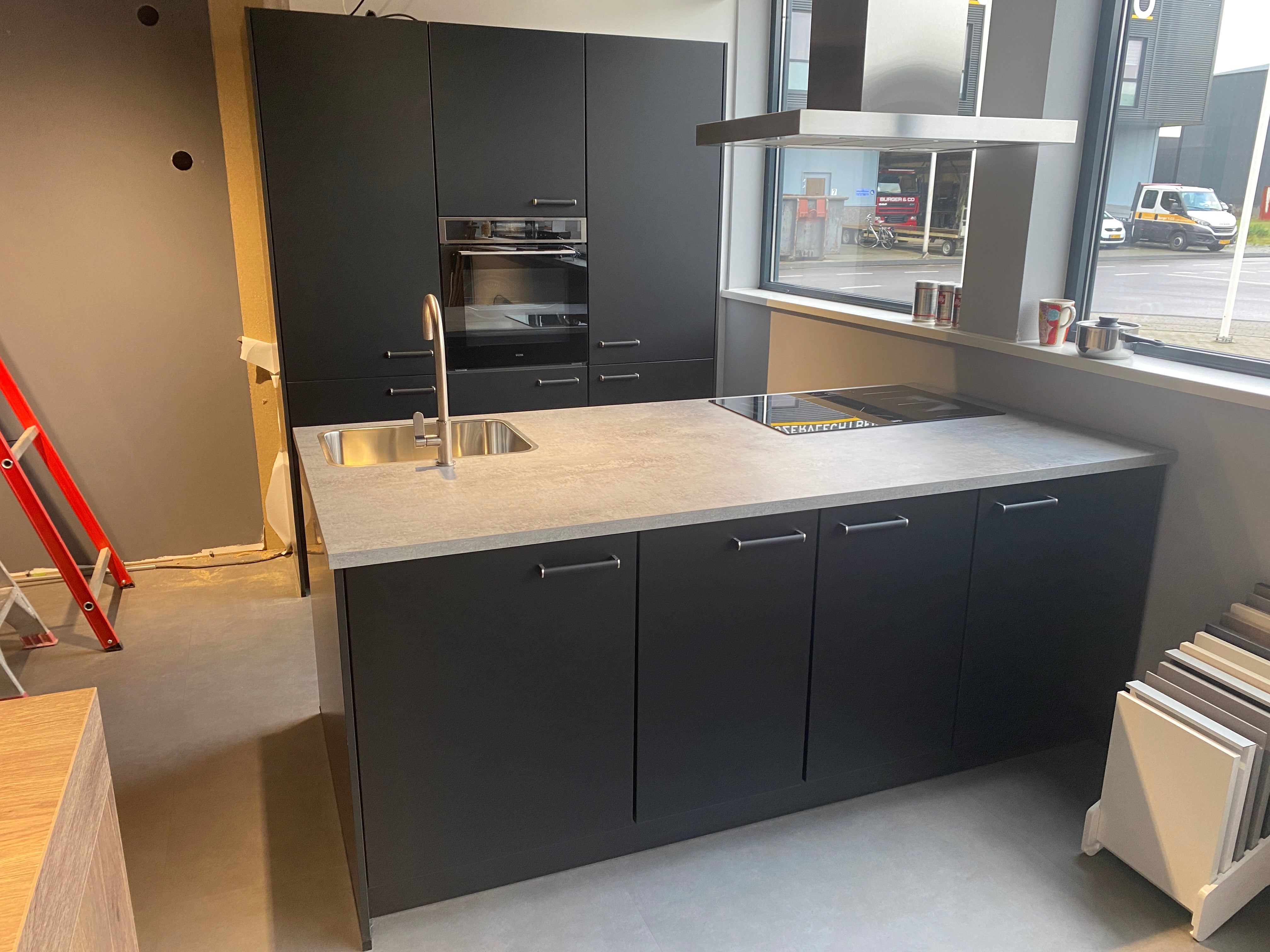 02650 - Laklaminaat zwarte eilandkeuken