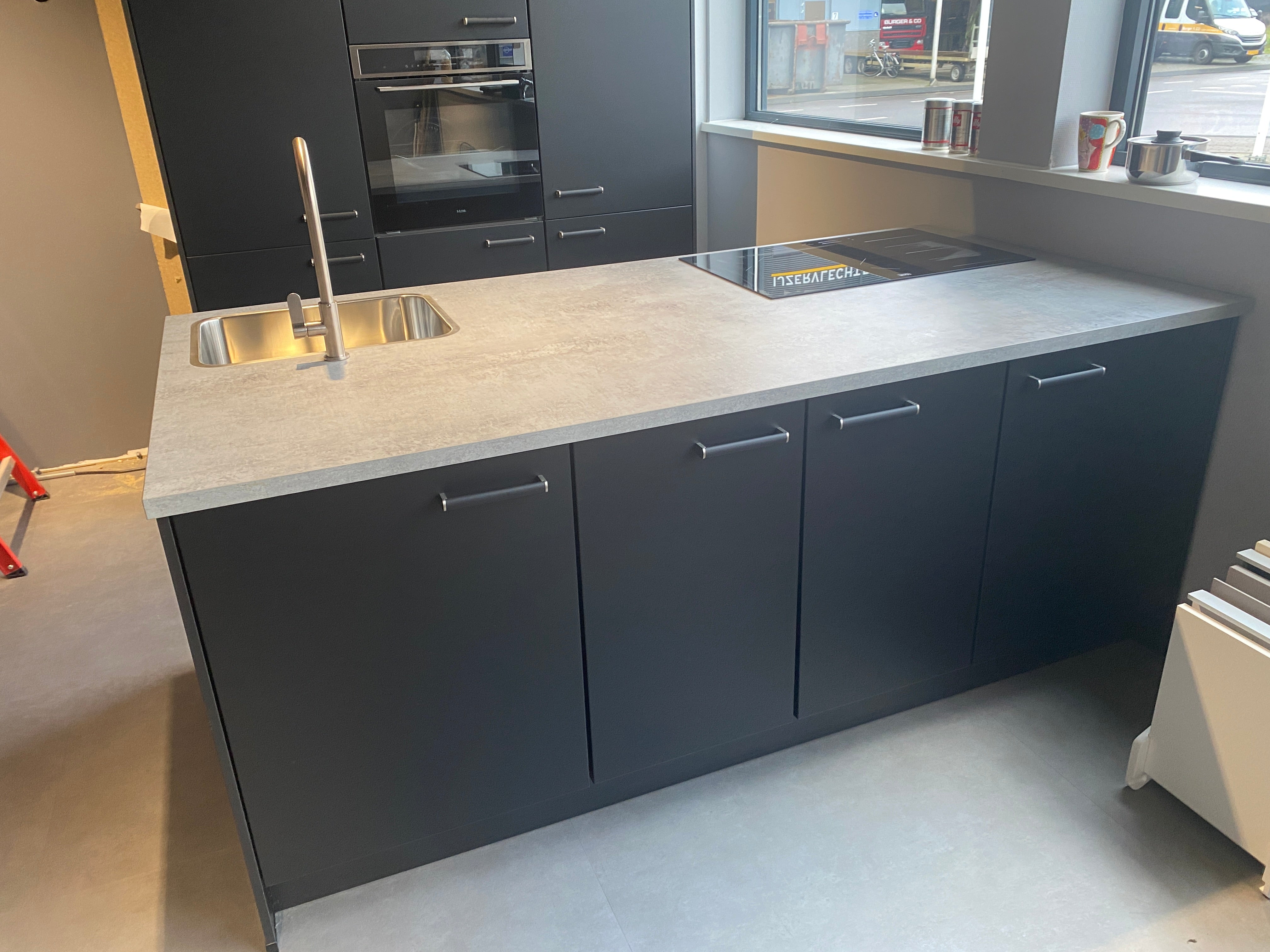 02650 - Laklaminaat zwarte eilandkeuken