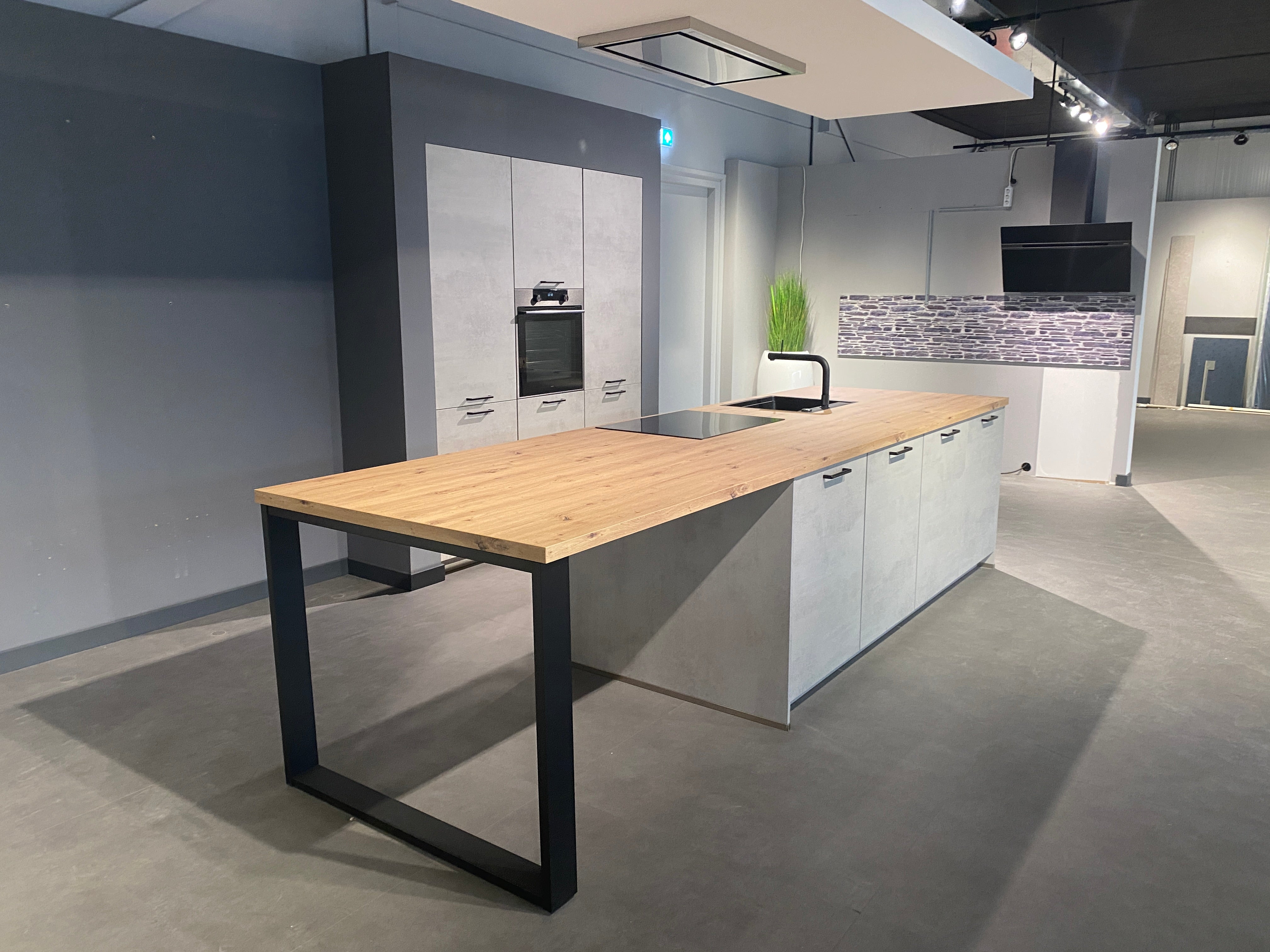 02646 - Grijze eilandkeuken met bar