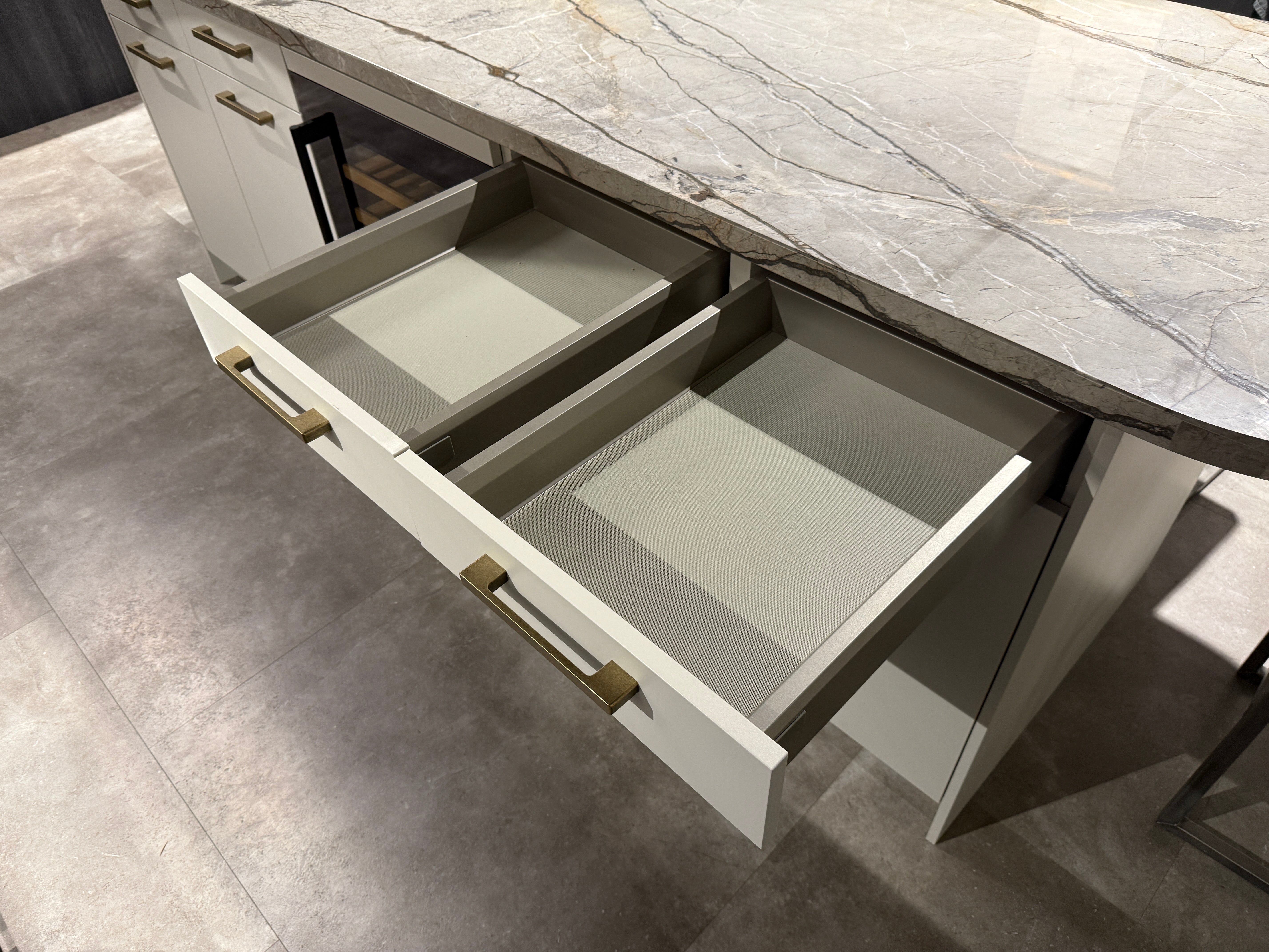 02568 - Los eiland met marmer blad