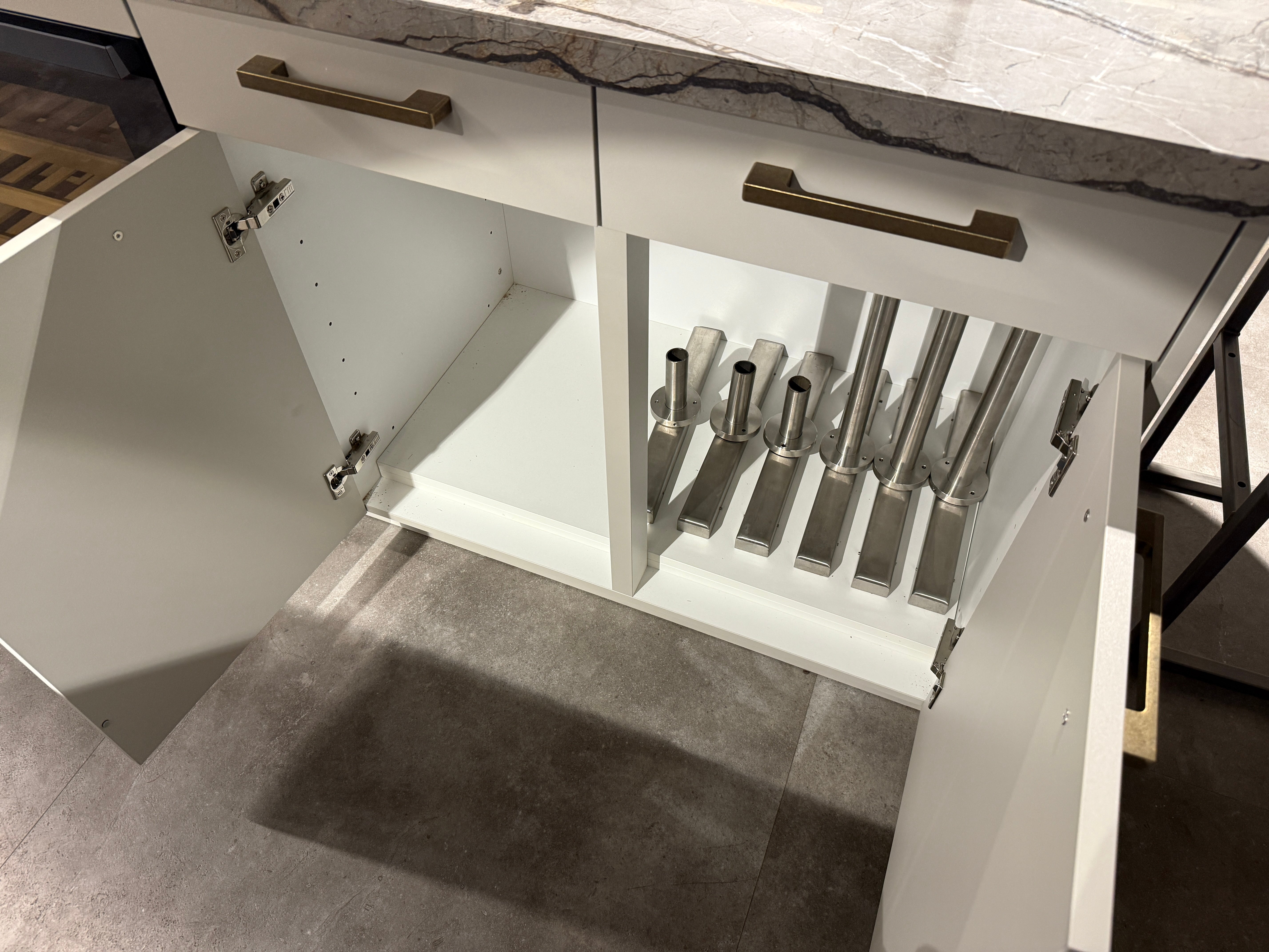 02568 - Los eiland met marmer blad