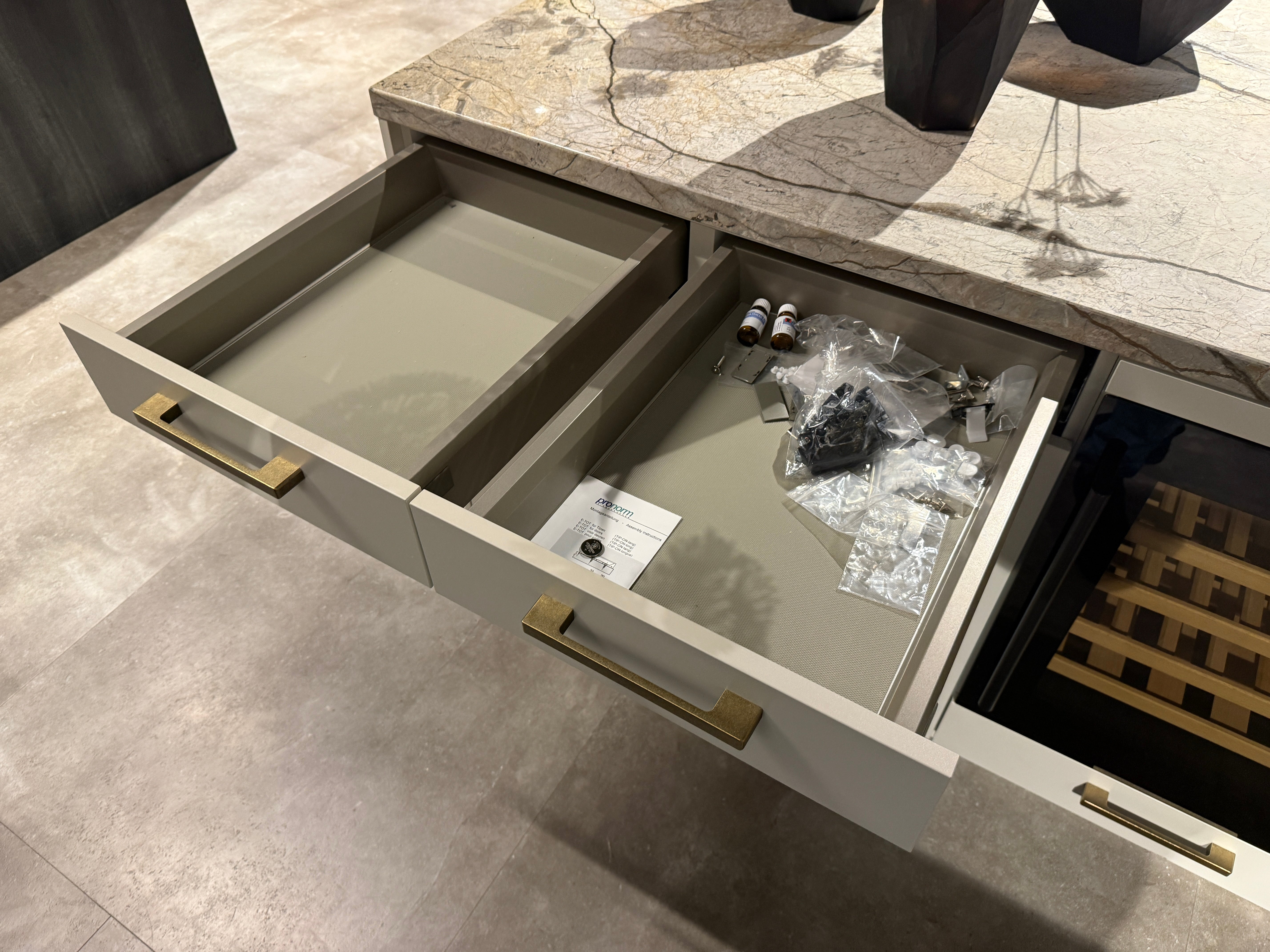 02568 - Los eiland met marmer blad