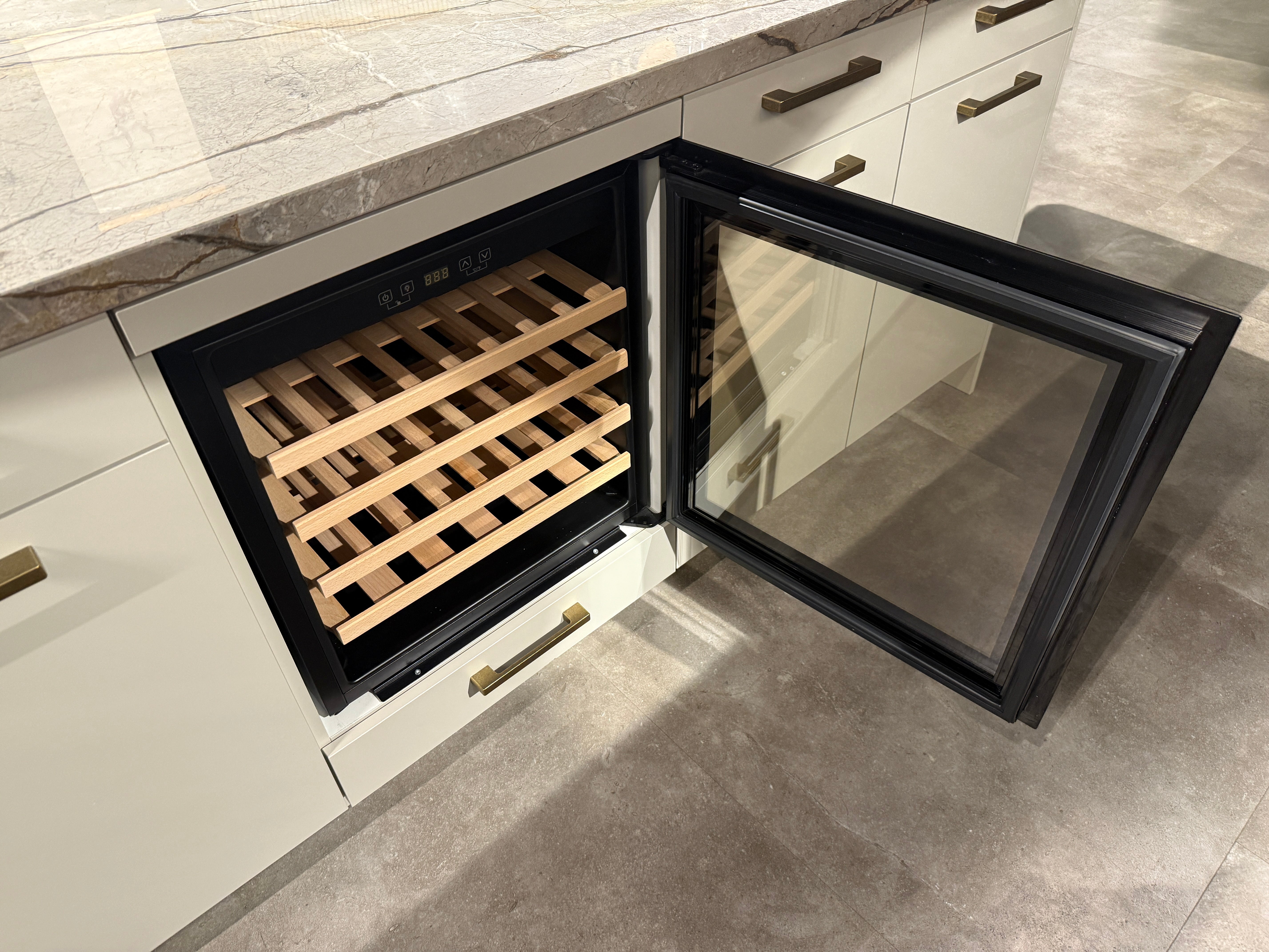 02568 - Los eiland met marmer blad