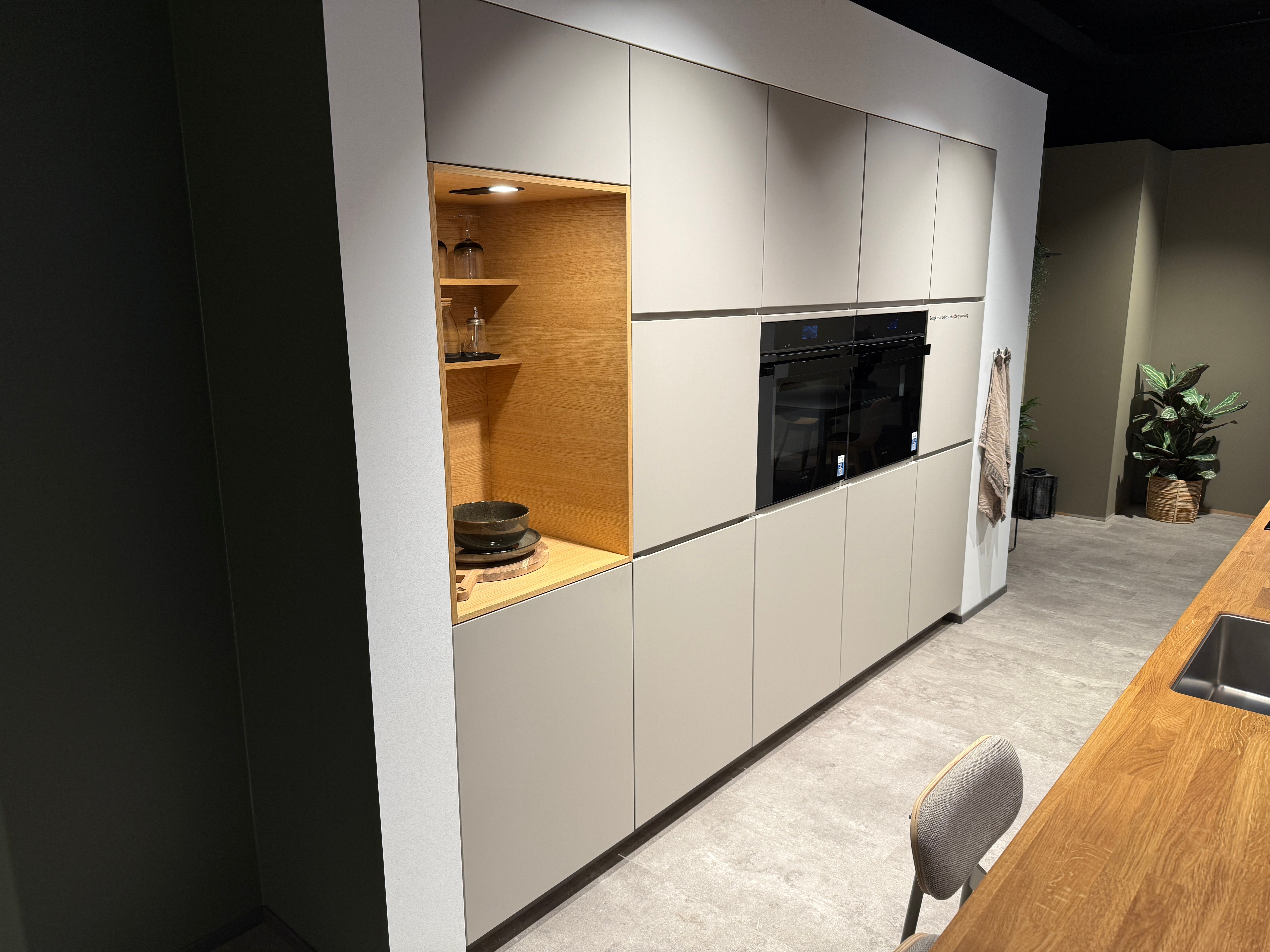 02762 - Mano beige moderne keuken met tafel