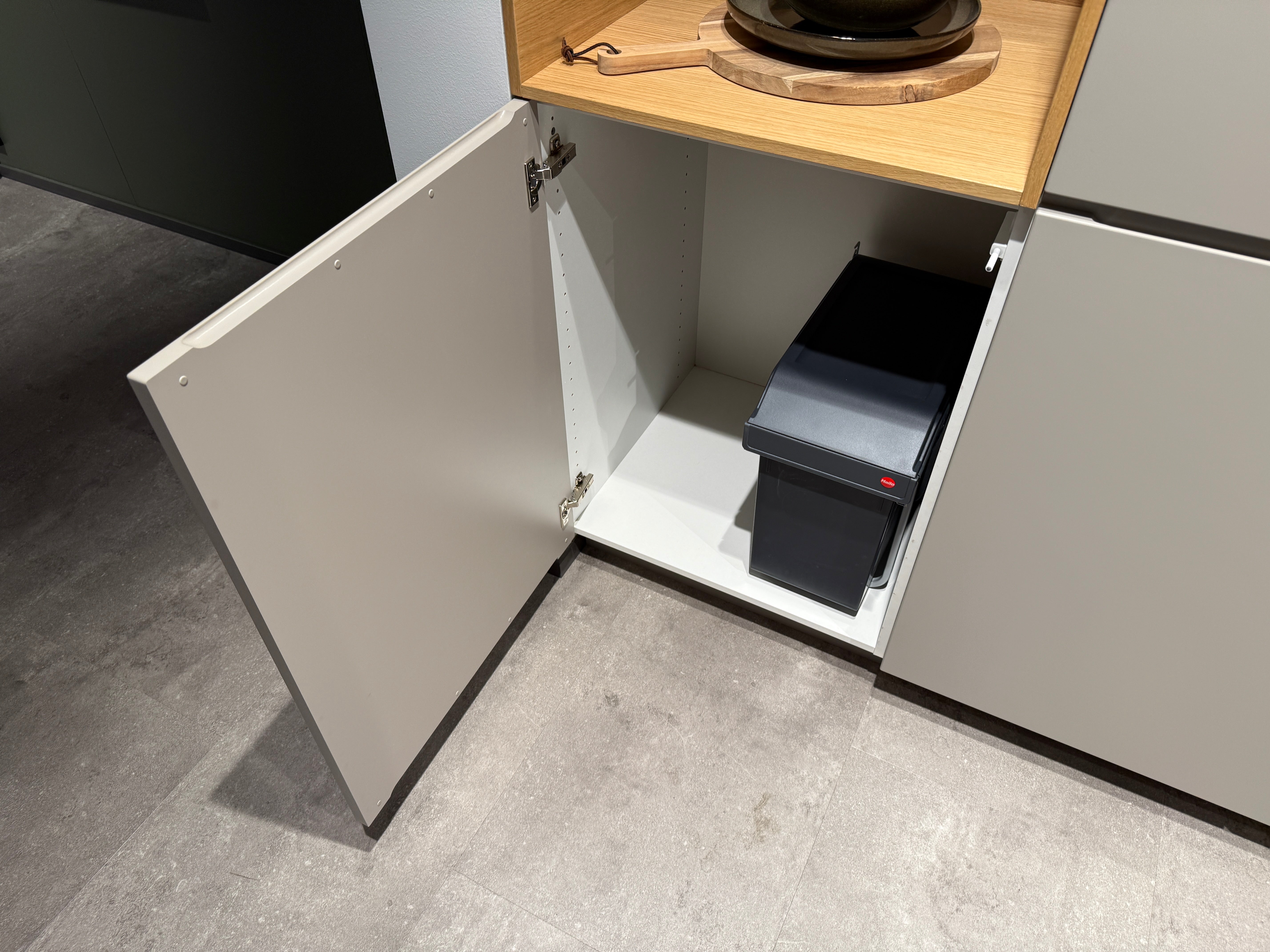 02762 - Mano beige moderne keuken met tafel