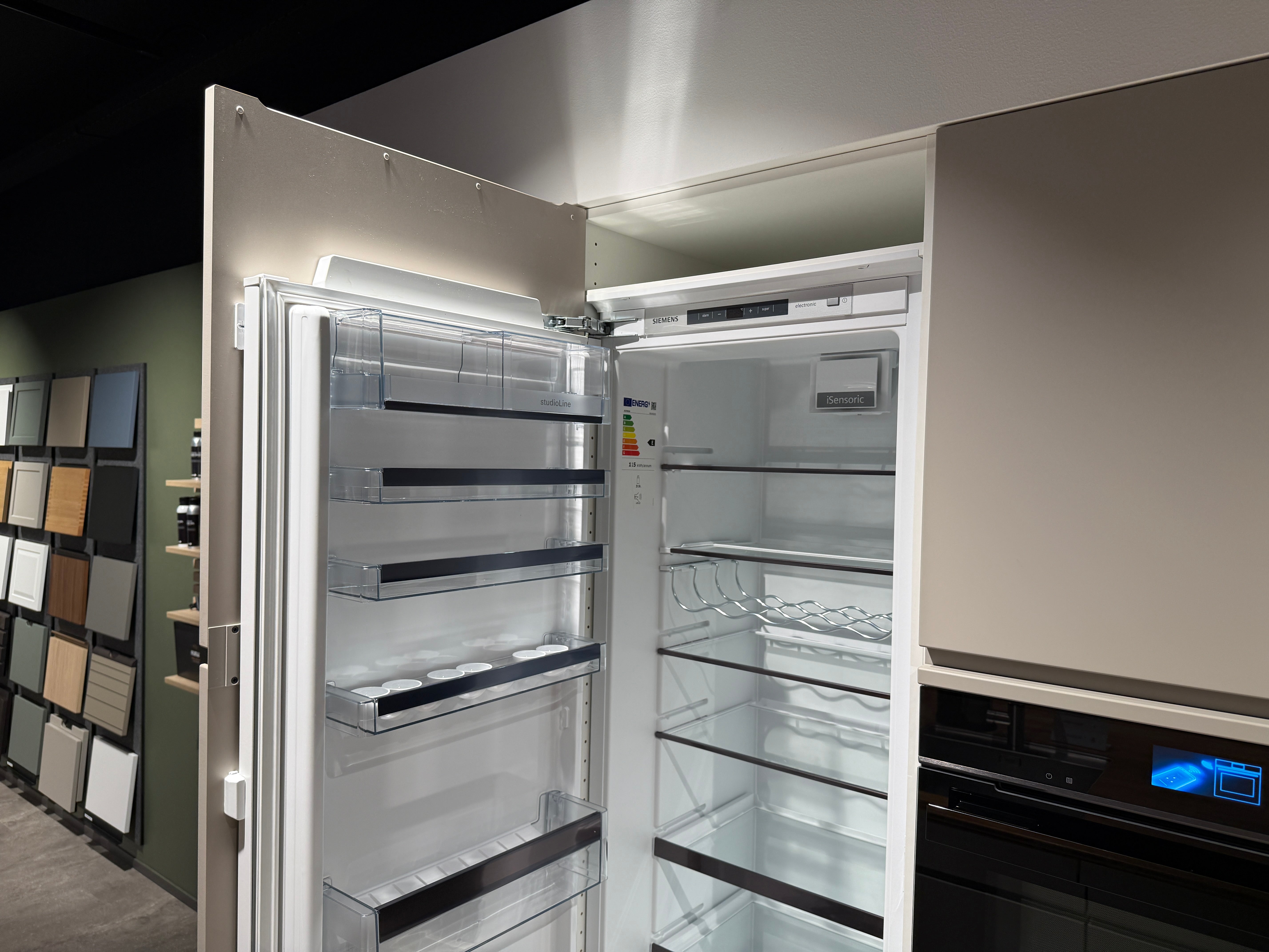 02762 - Mano beige moderne keuken met tafel