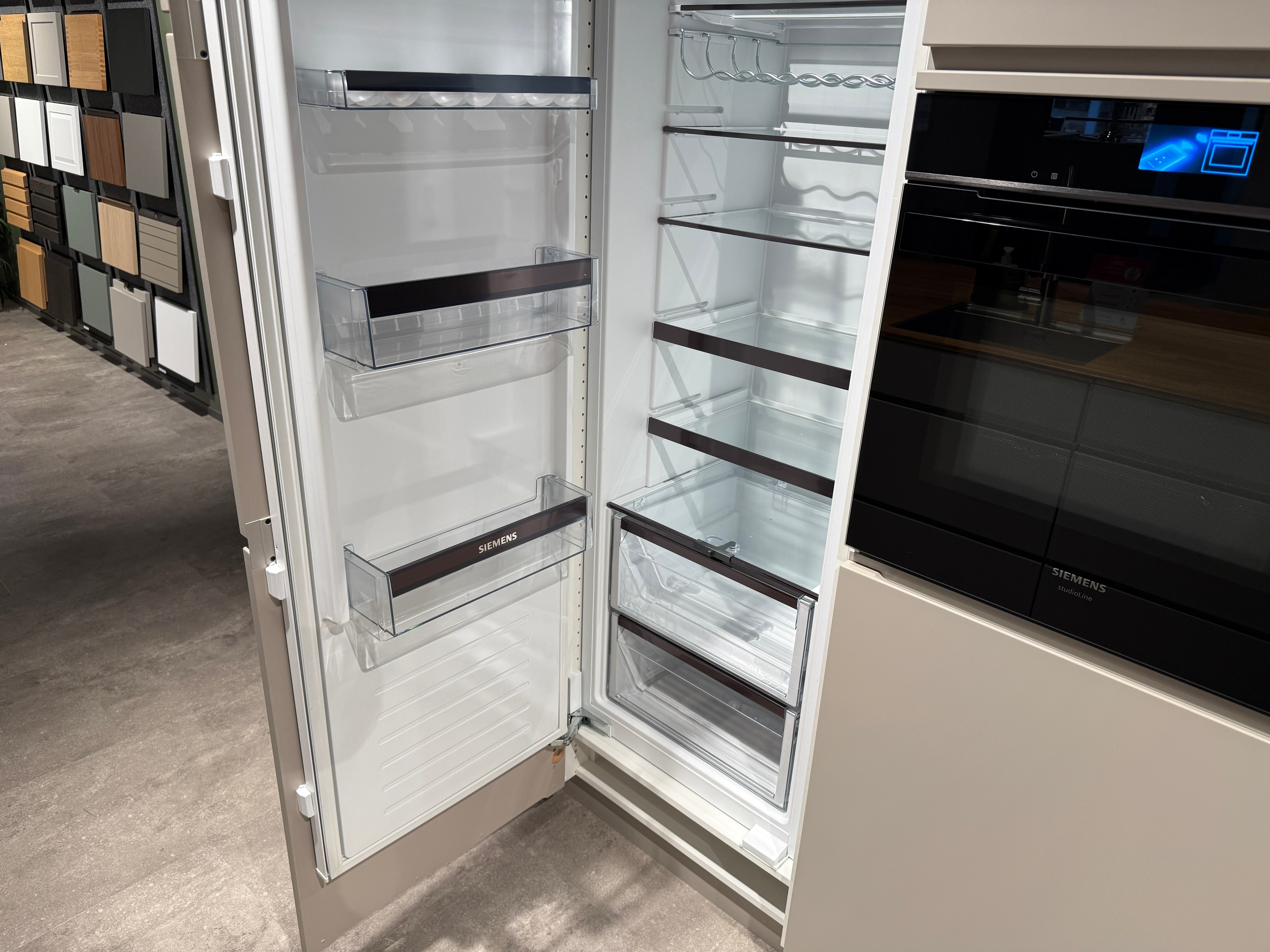 02762 - Mano beige moderne keuken met tafel