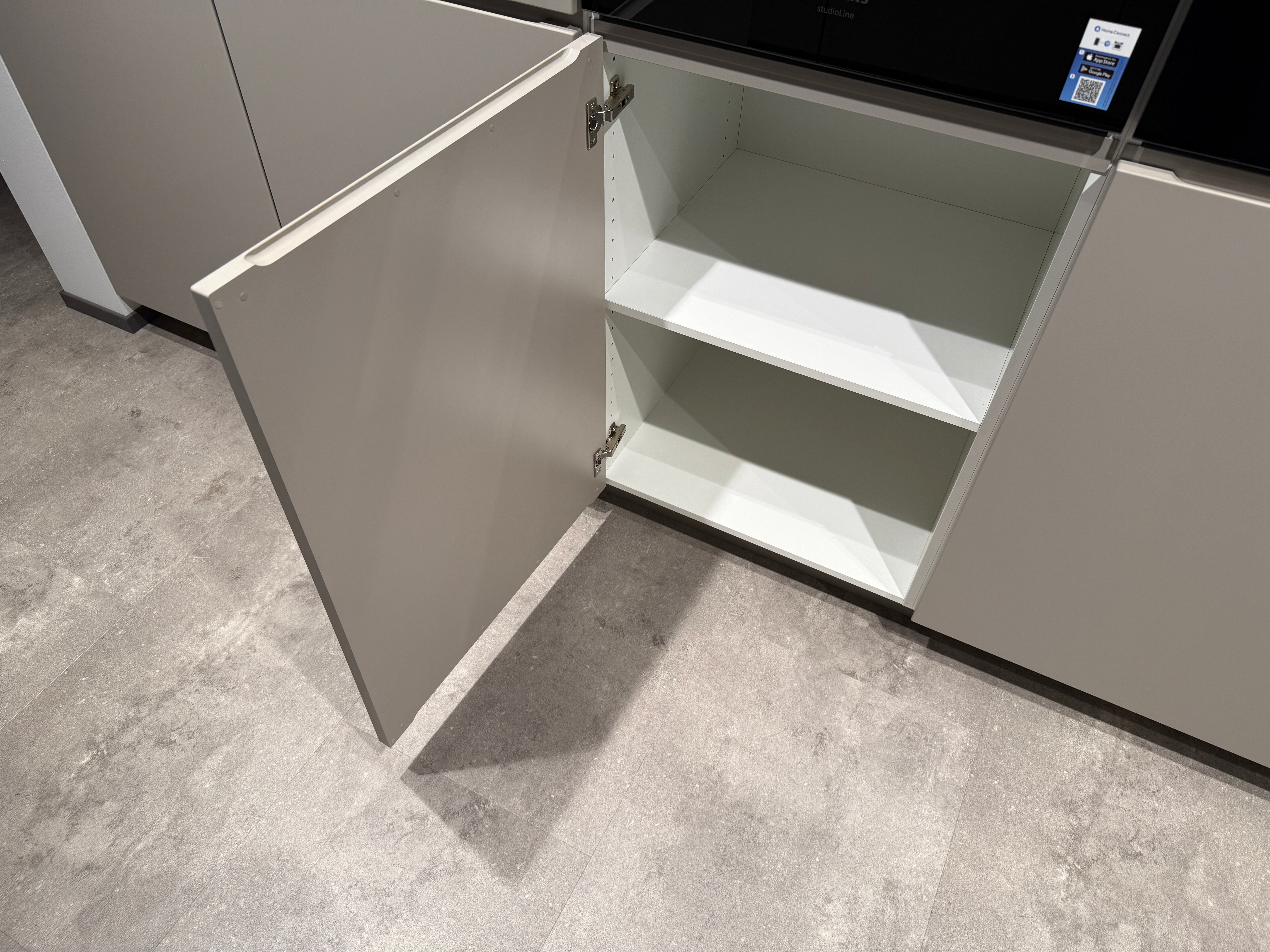 02762 - Mano beige moderne keuken met tafel