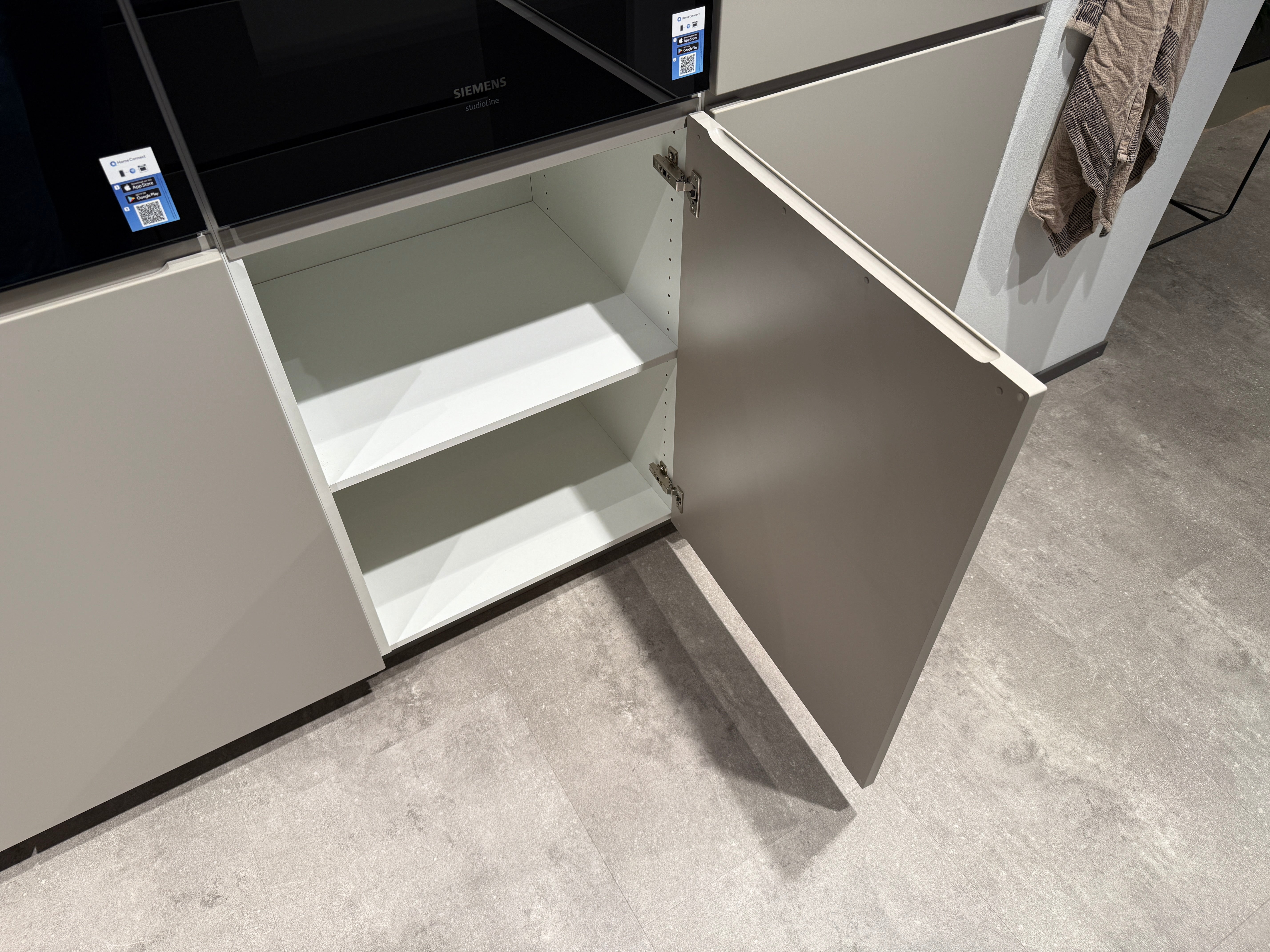 02762 - Mano beige moderne keuken met tafel