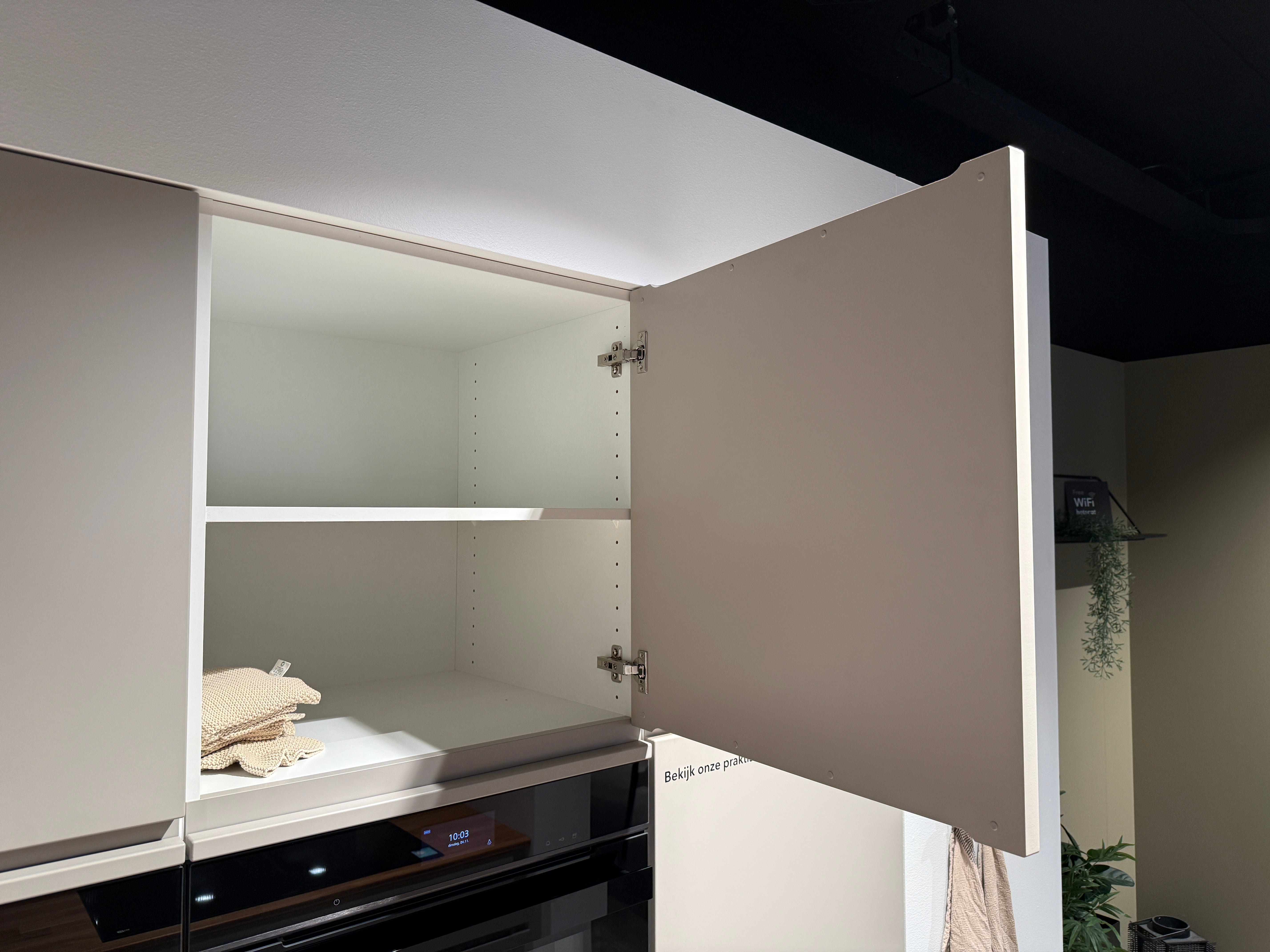 02762 - Mano beige moderne keuken met tafel