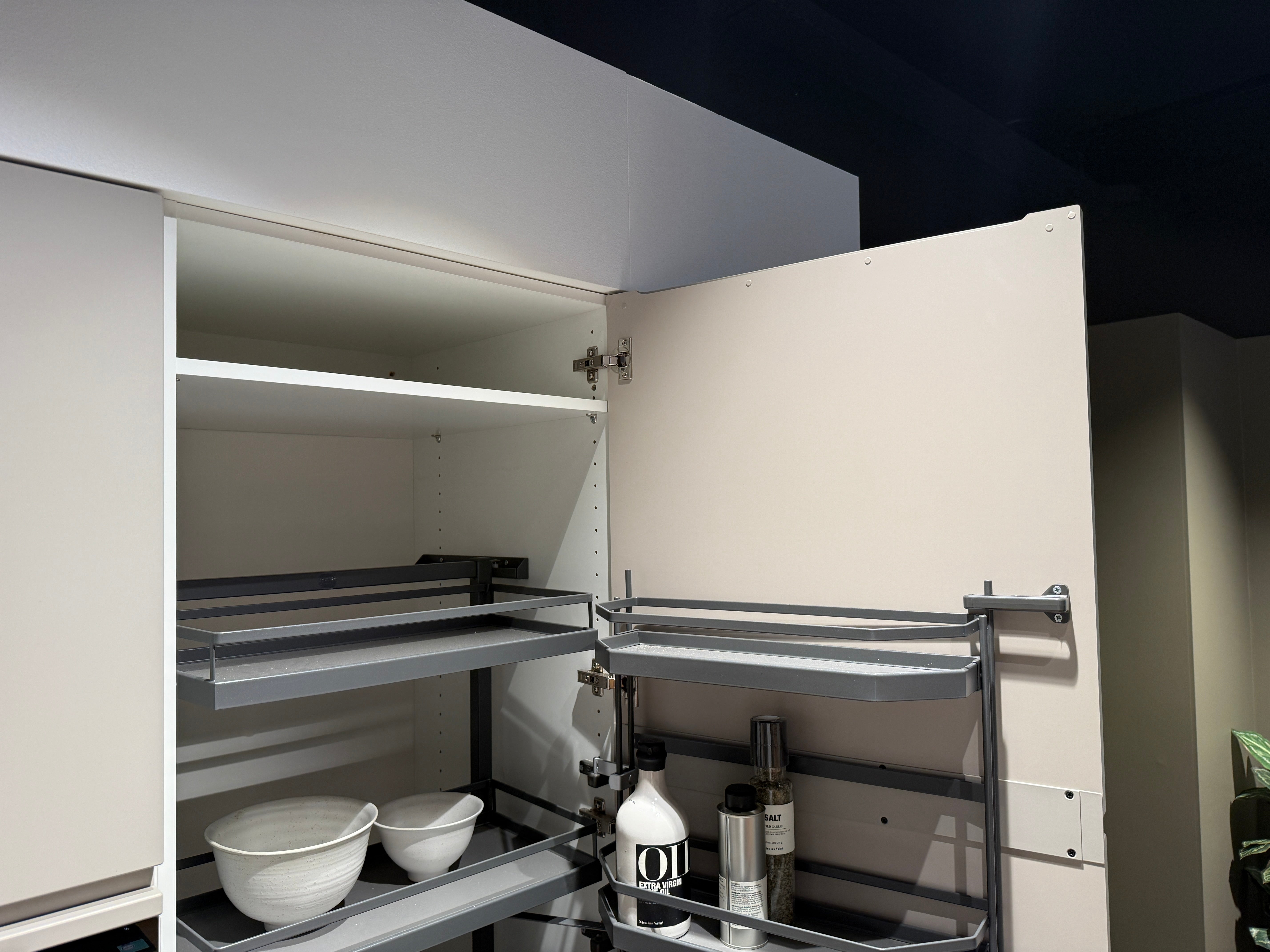 02762 - Mano beige moderne keuken met tafel