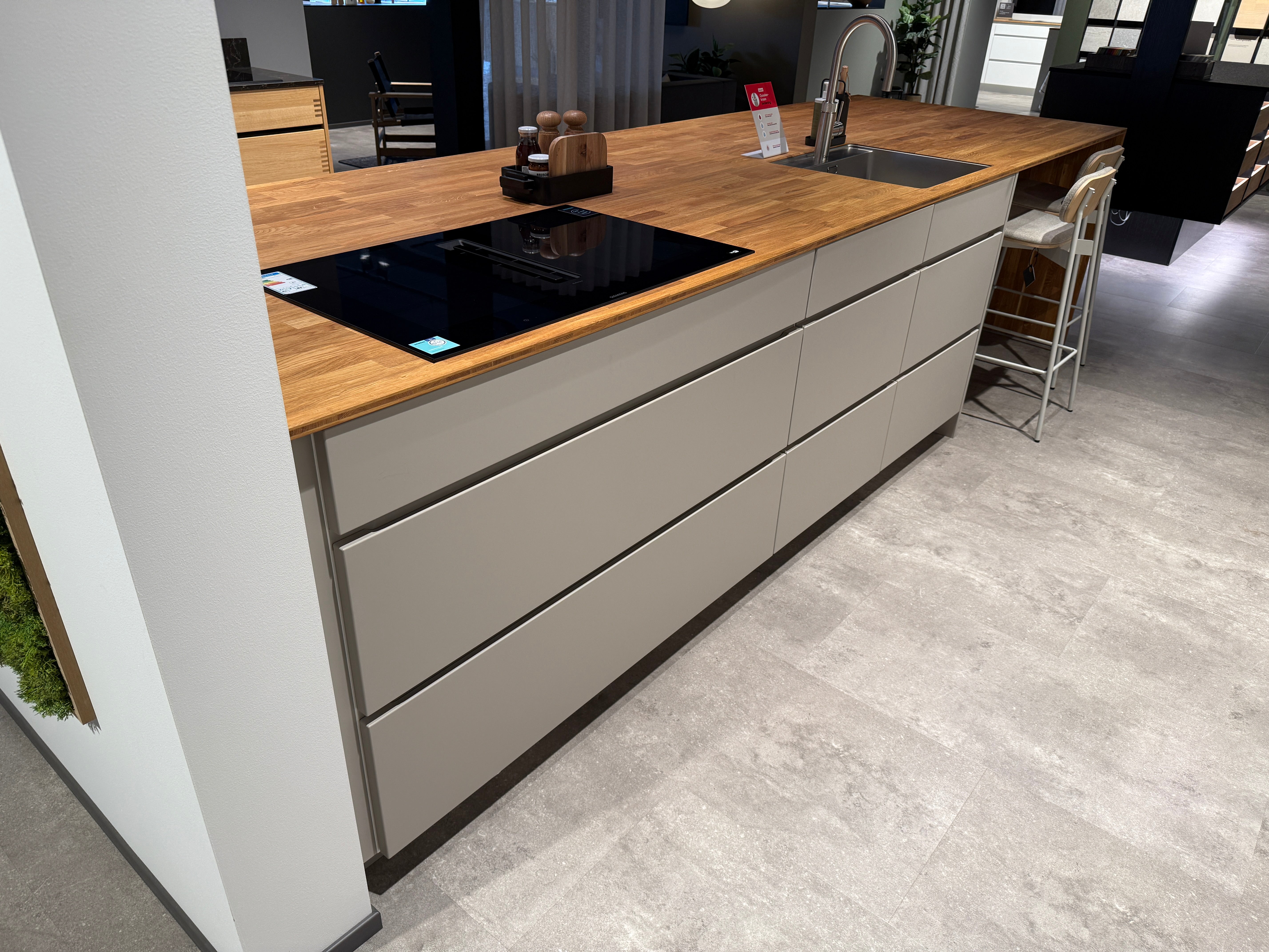 02762 - Mano beige moderne keuken met tafel