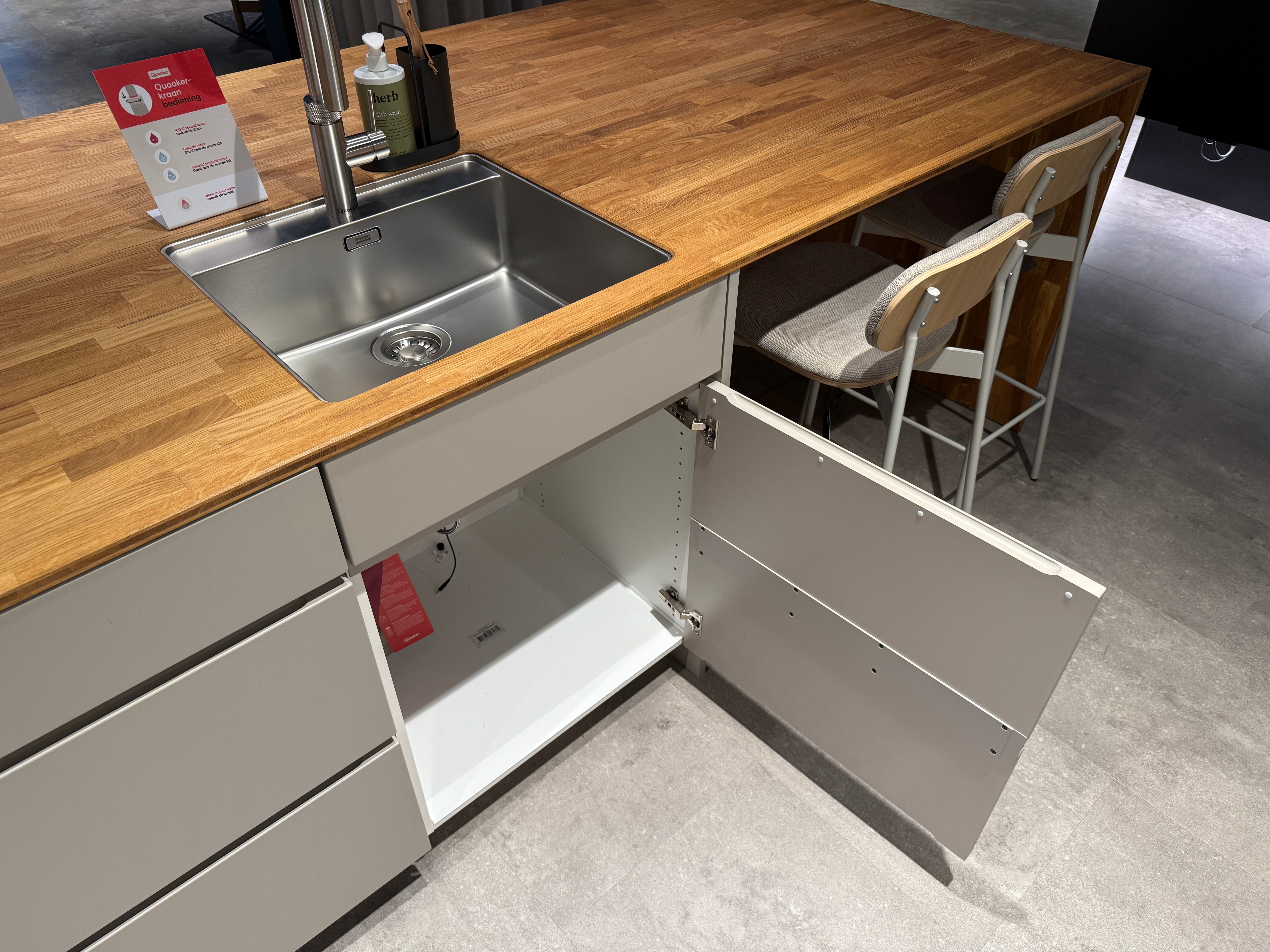 02762 - Mano beige moderne keuken met tafel