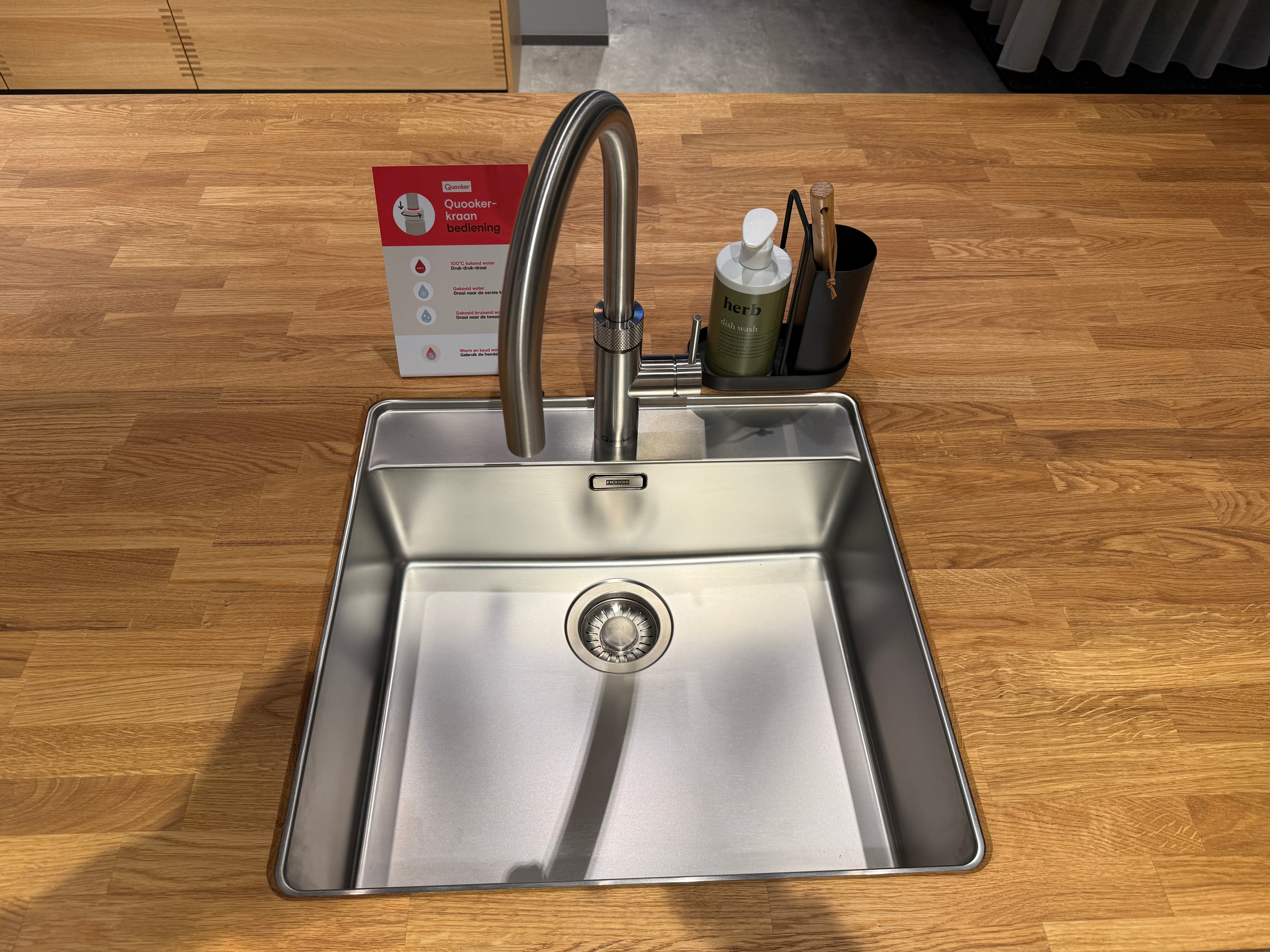 02762 - Mano beige moderne keuken met tafel