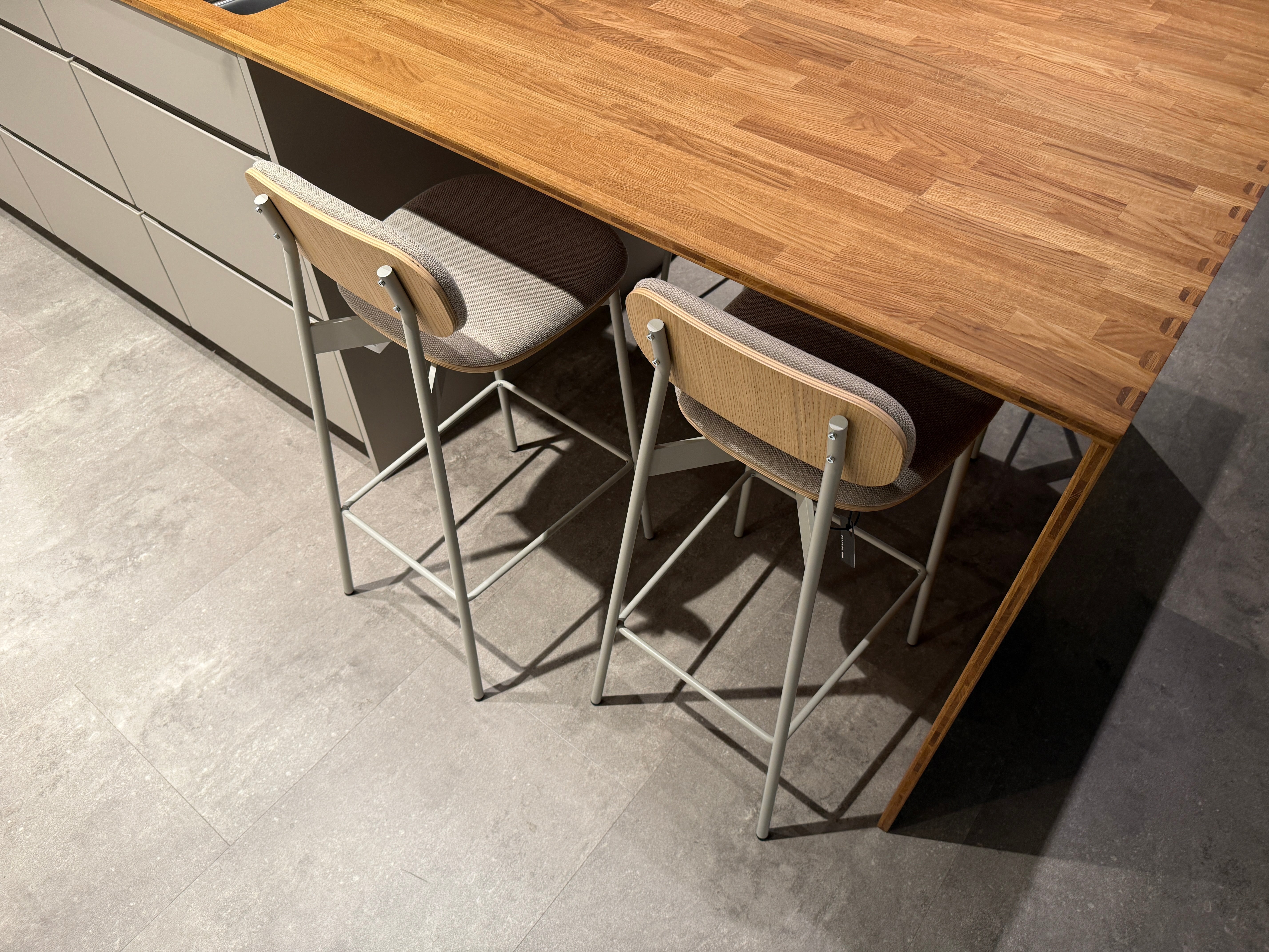 02762 - Mano beige moderne keuken met tafel