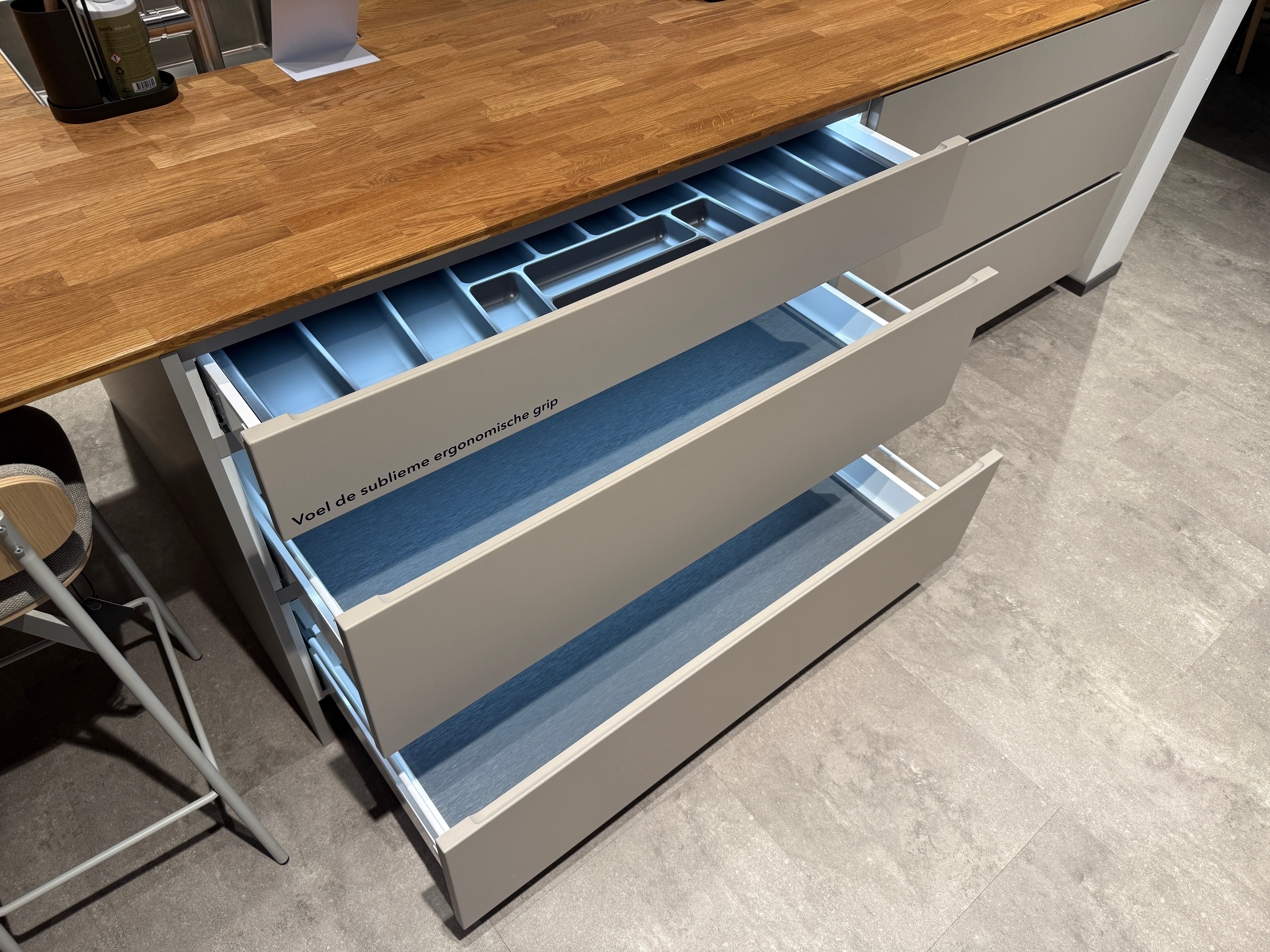 02762 - Mano beige moderne keuken met tafel