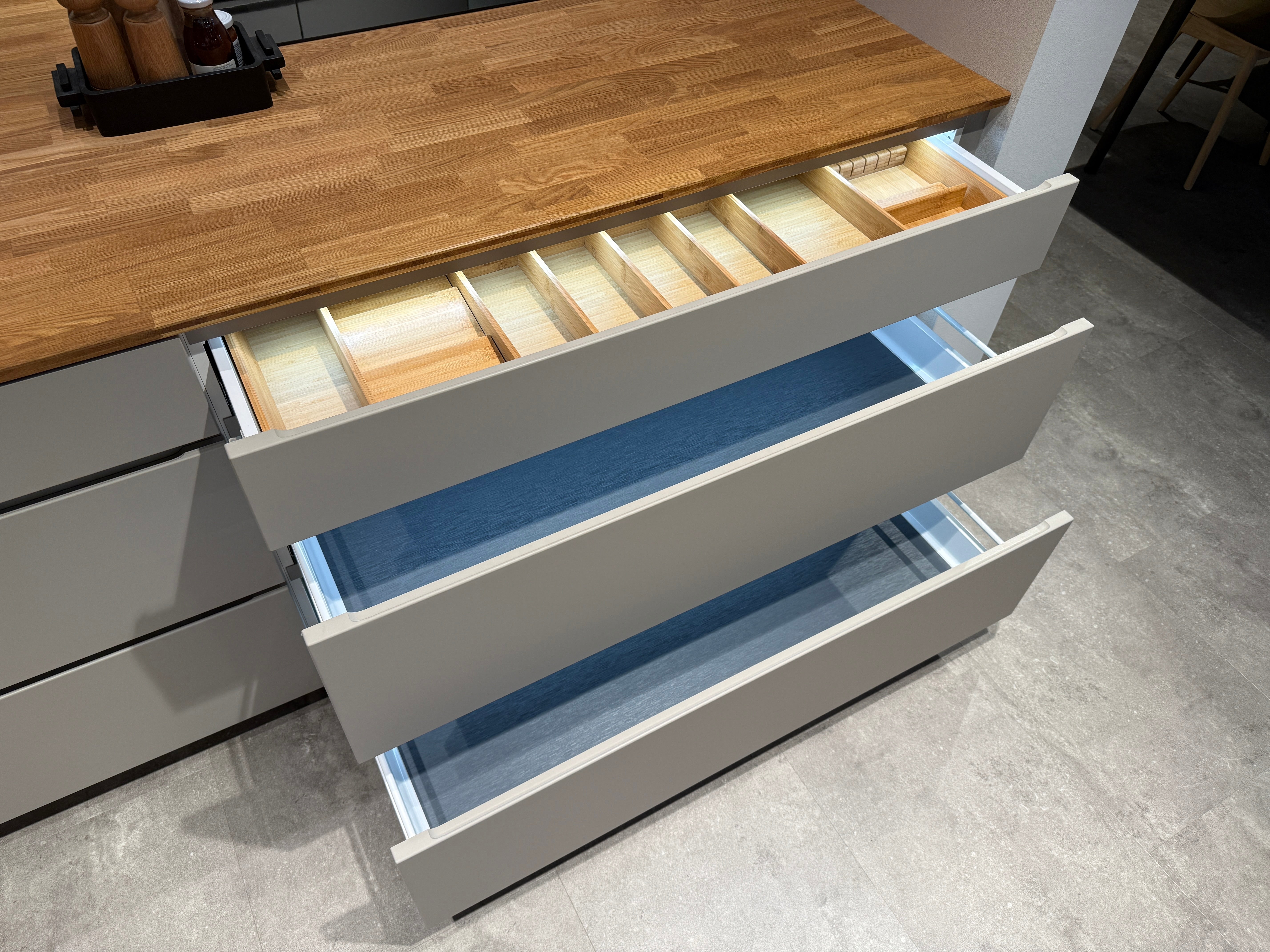 02762 - Mano beige moderne keuken met tafel