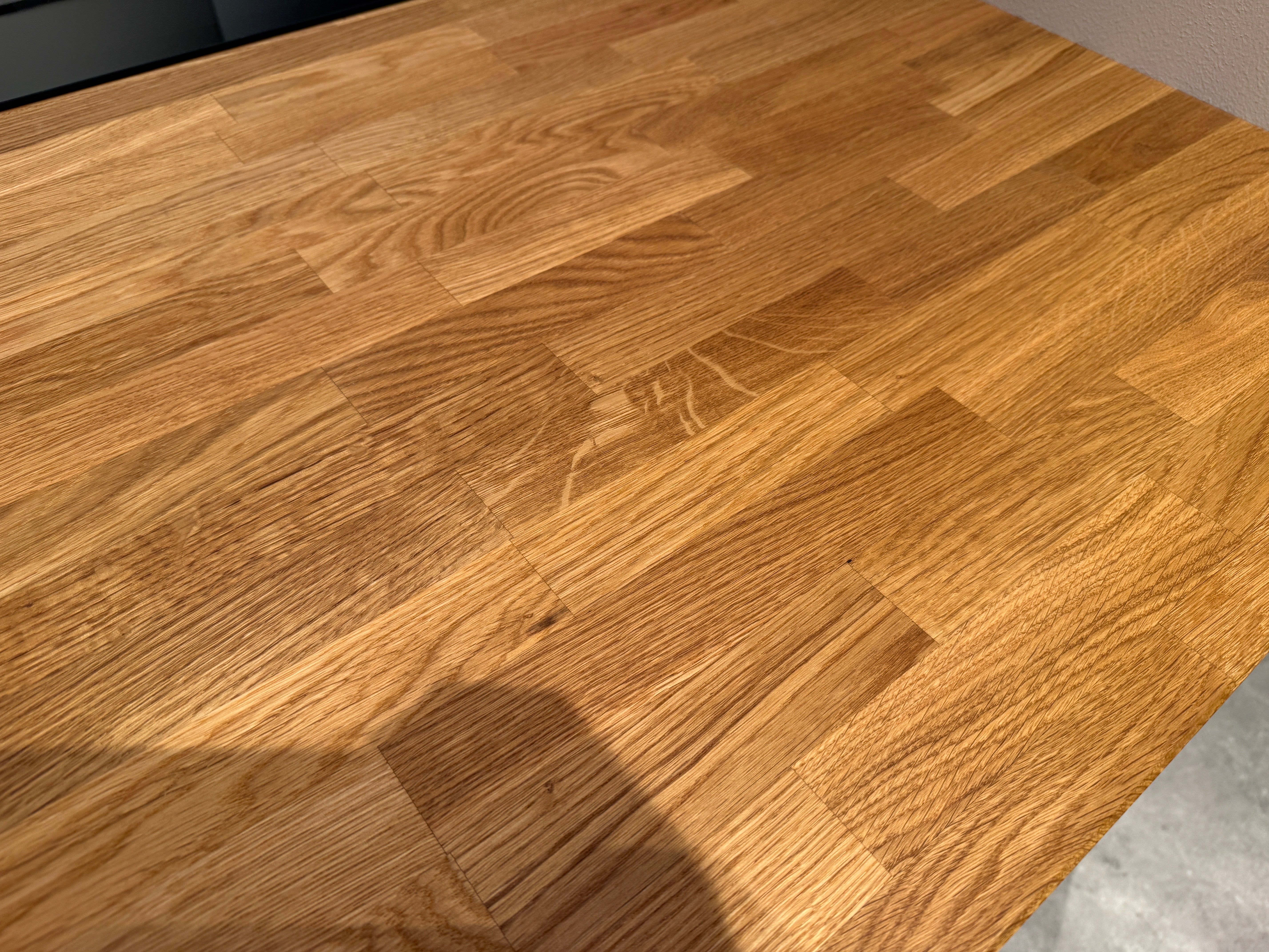 02762 - Mano beige moderne keuken met tafel