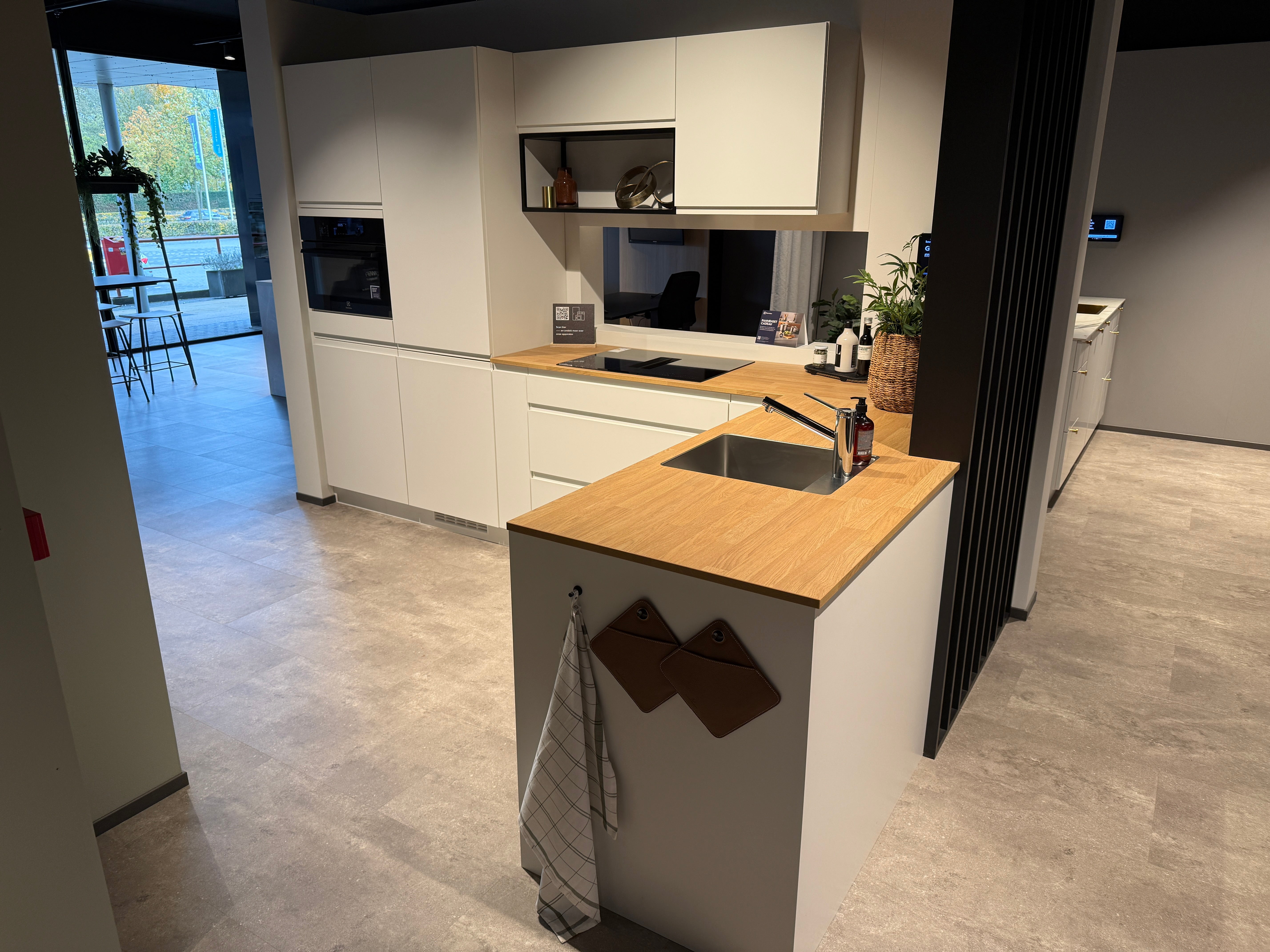 02770 - Kvik Linearis schiereiland keuken