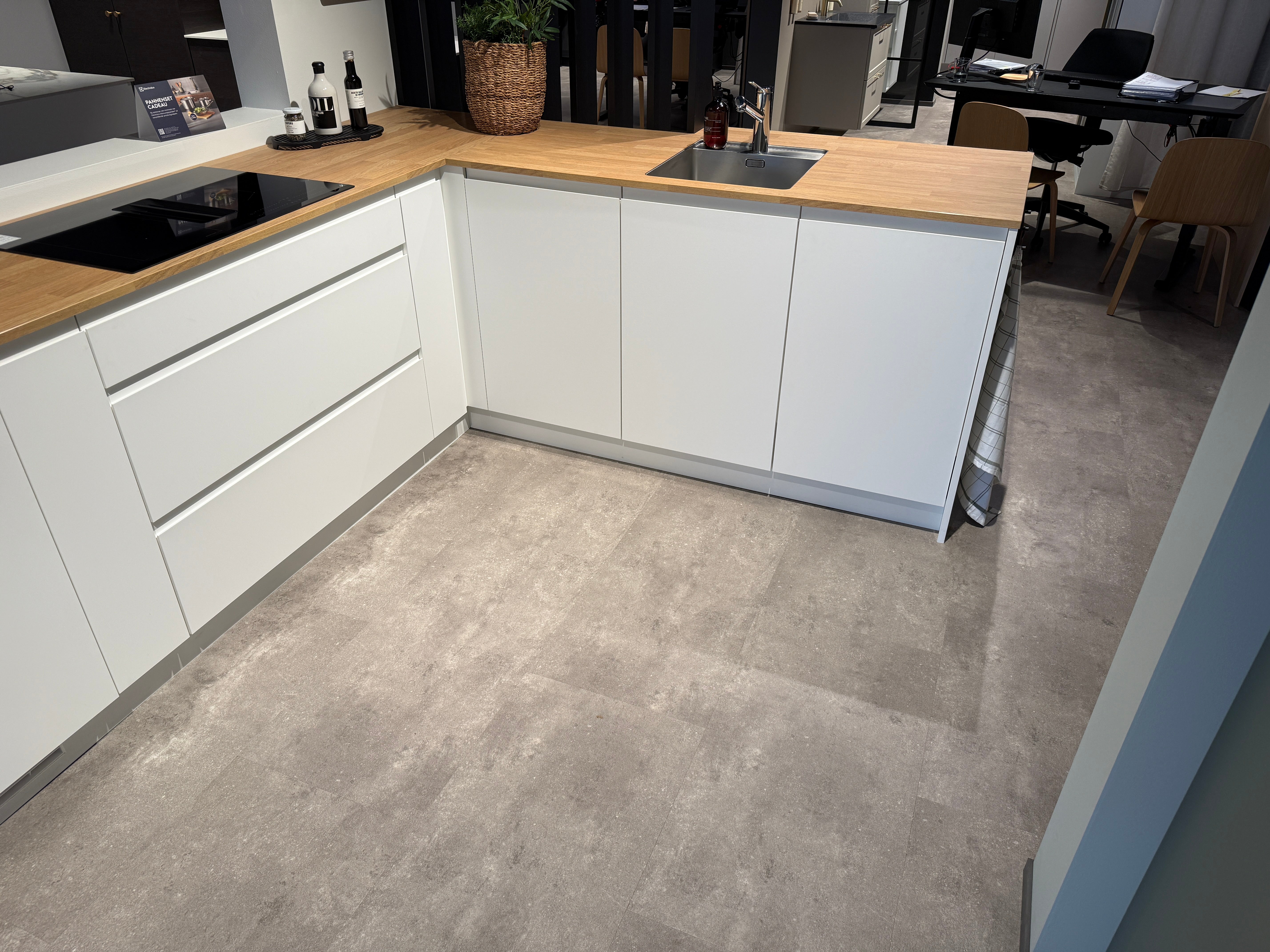 02770 - Kvik Linearis schiereiland keuken