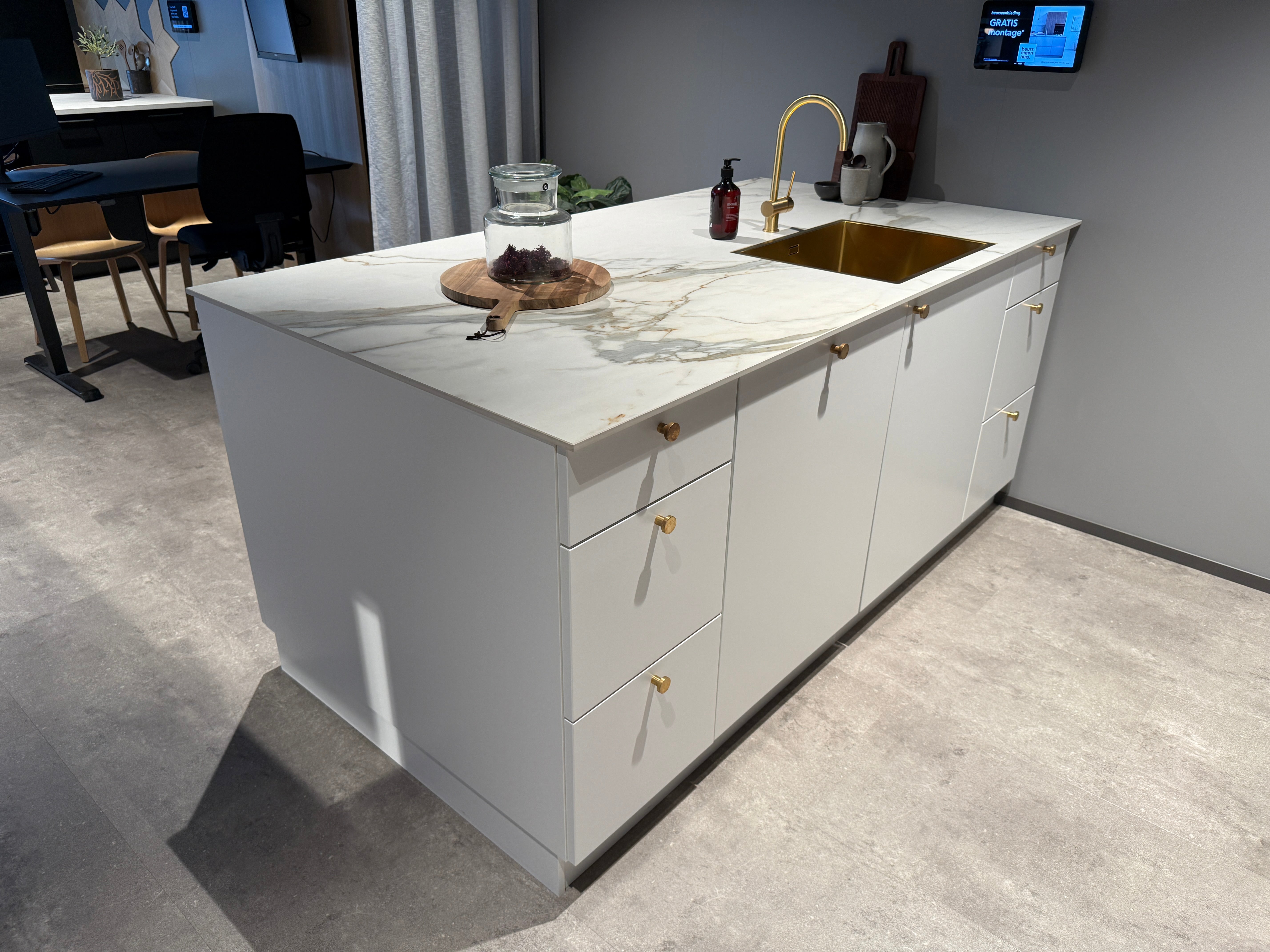 02768 - Moderne schiereiland keuken