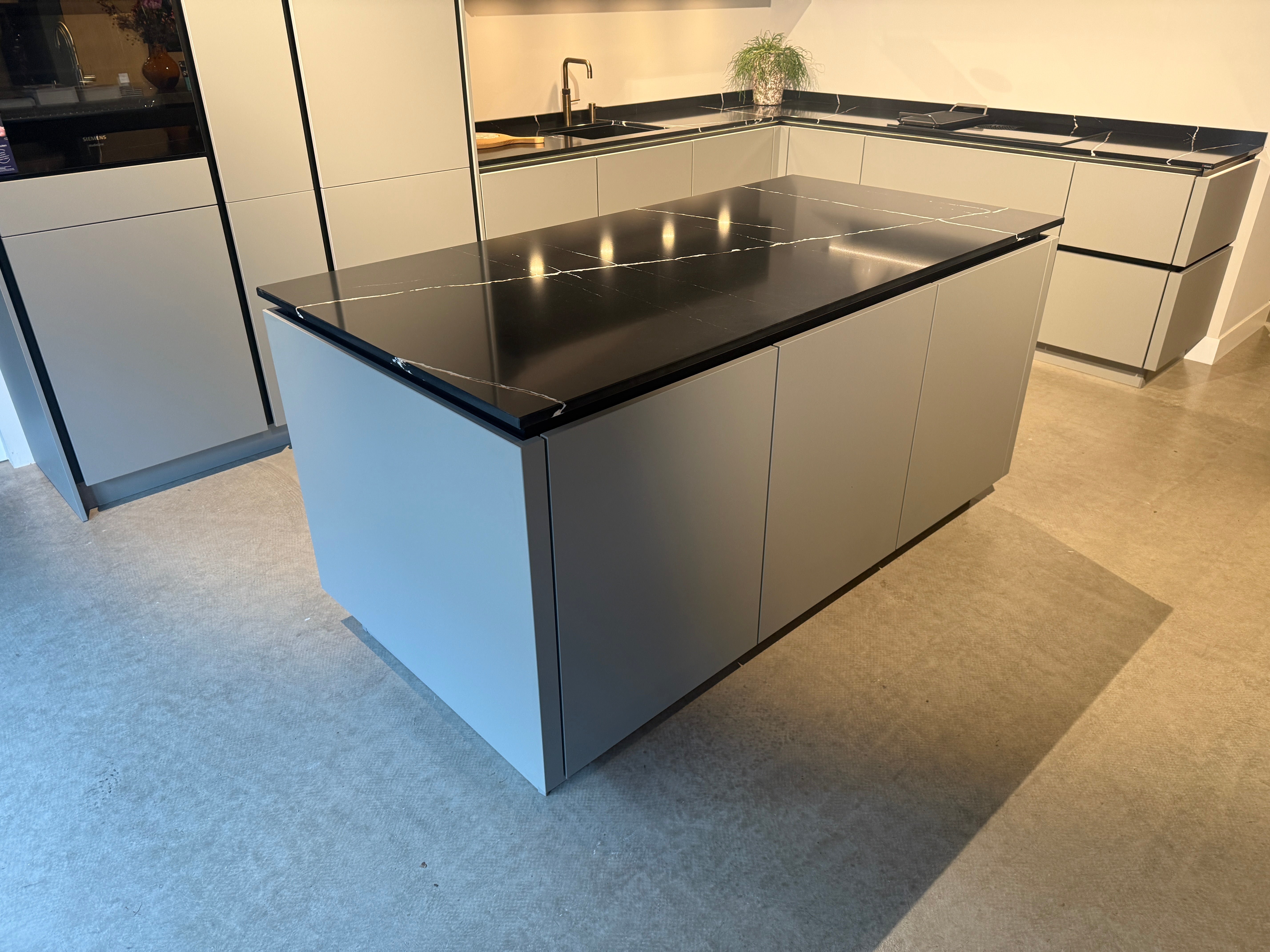 03058 - Grijze eilandkeuken