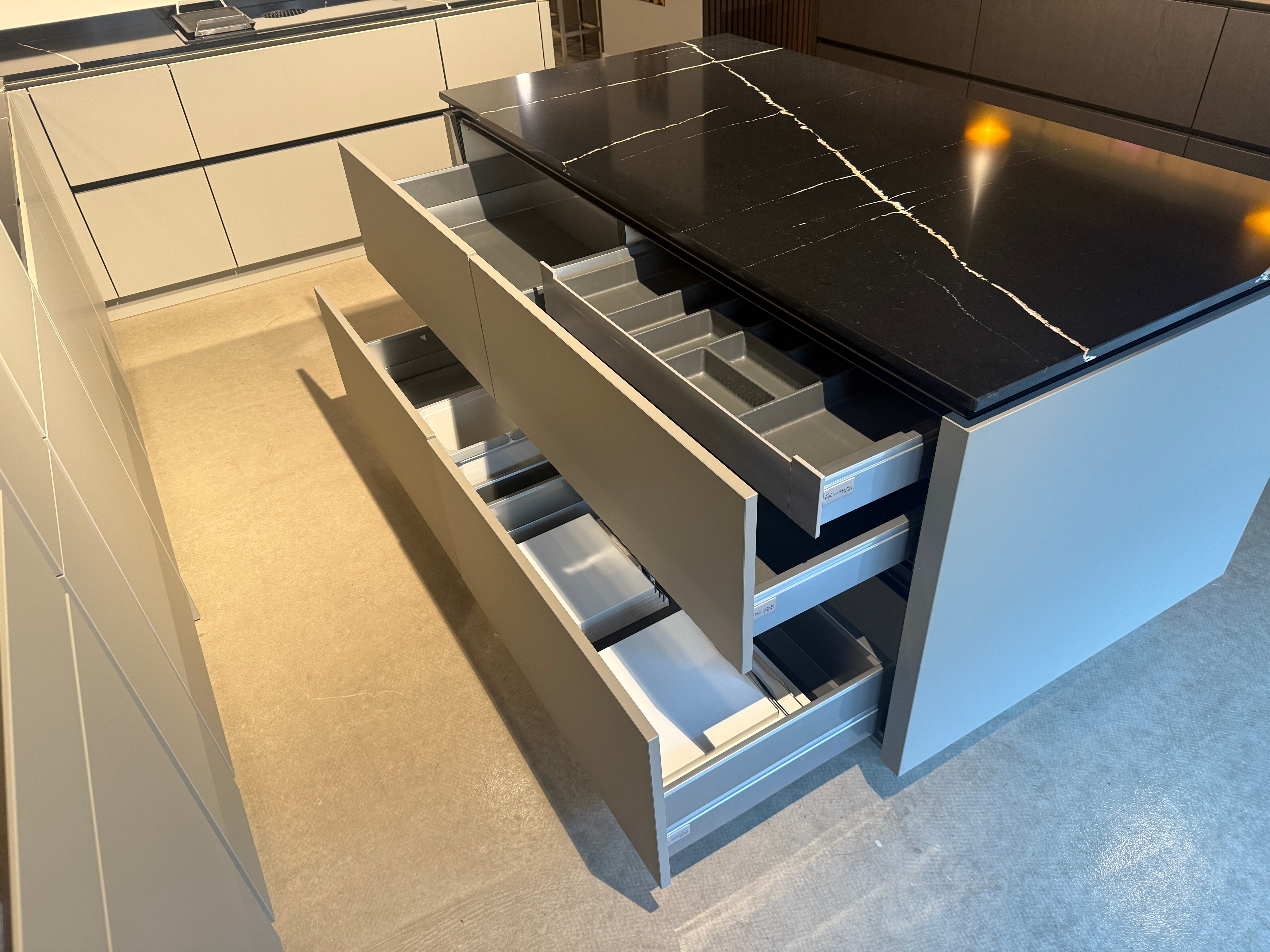 03058 - Grijze eilandkeuken