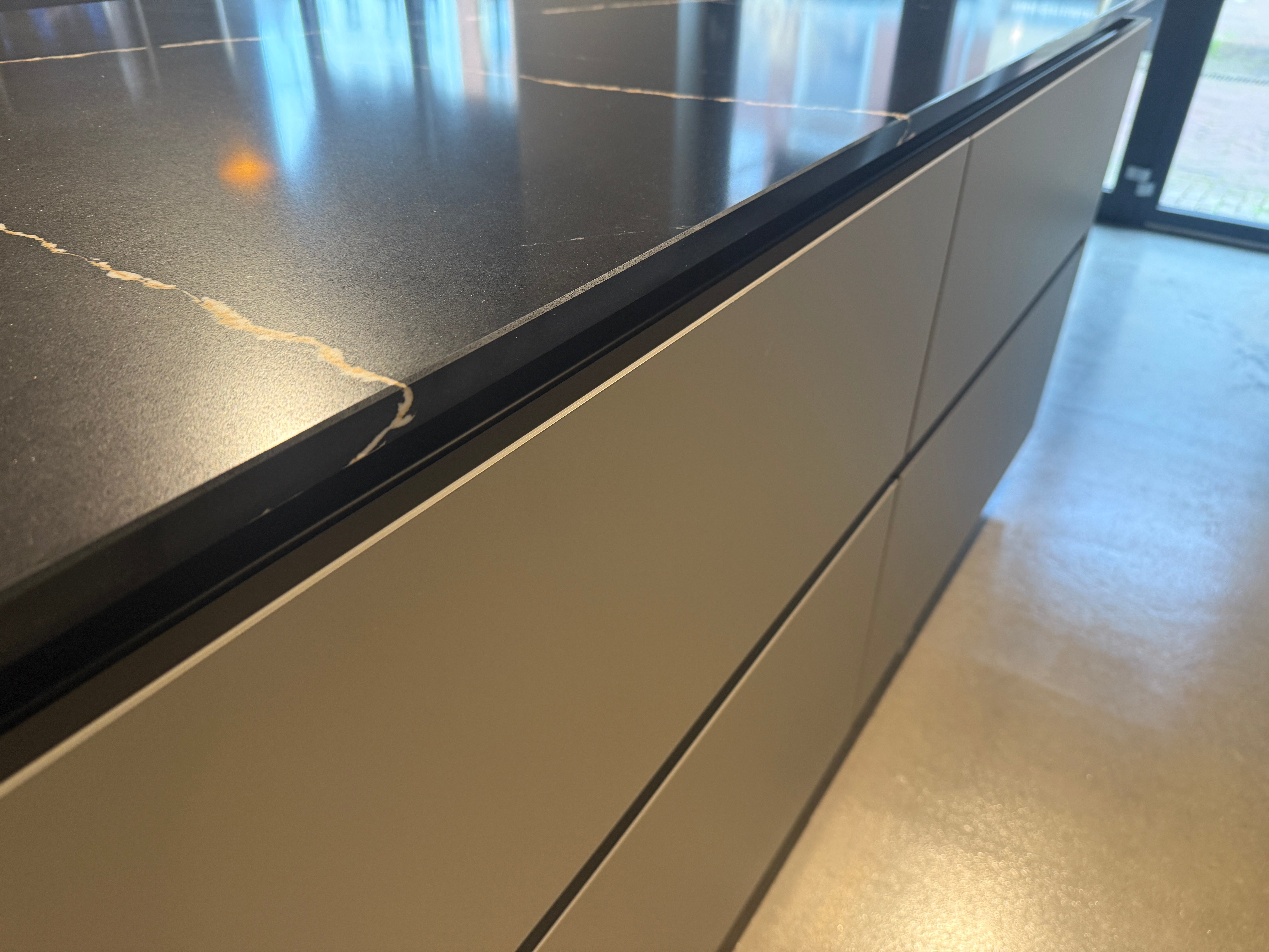 03058 - Grijze eilandkeuken