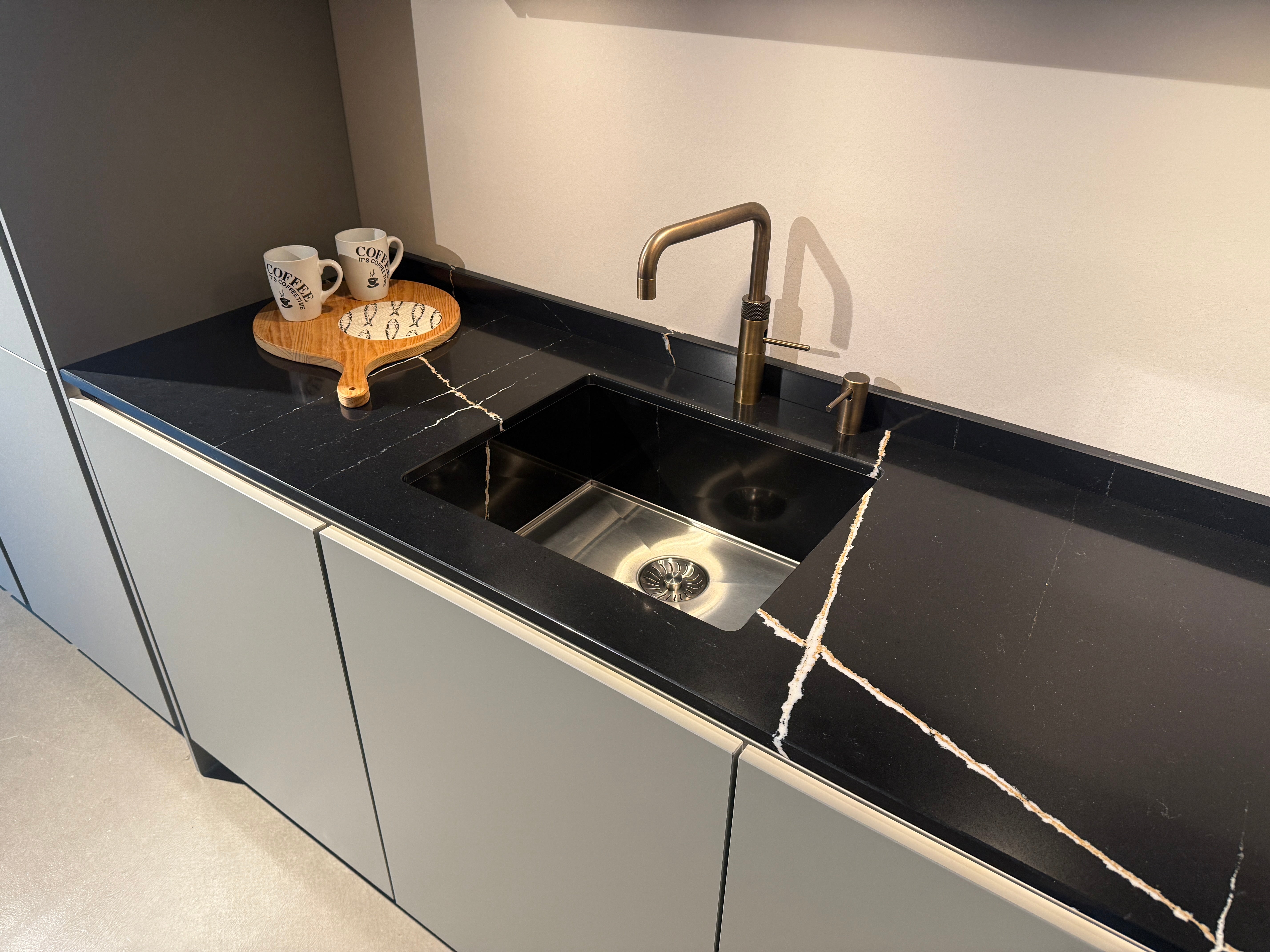 03058 - Grijze eilandkeuken