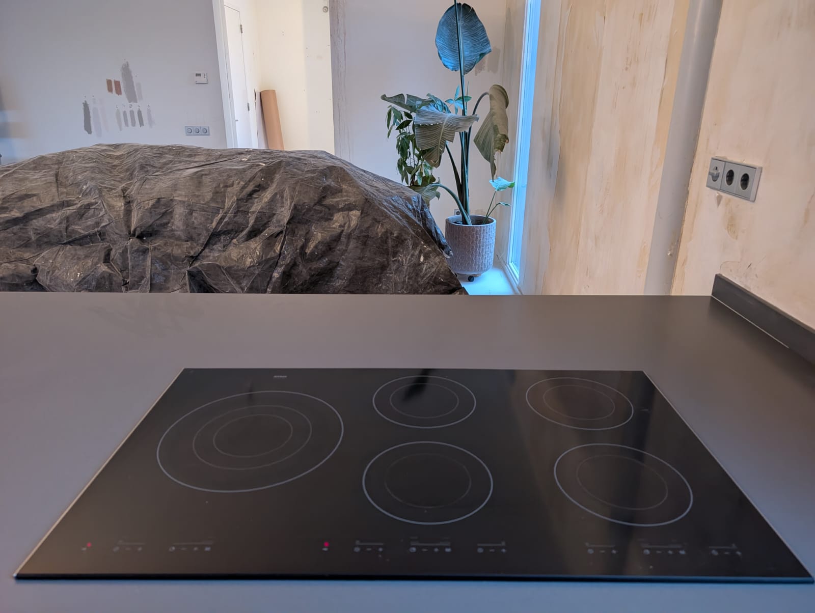 03020 - Wit schiereiland met grijze kastenwand