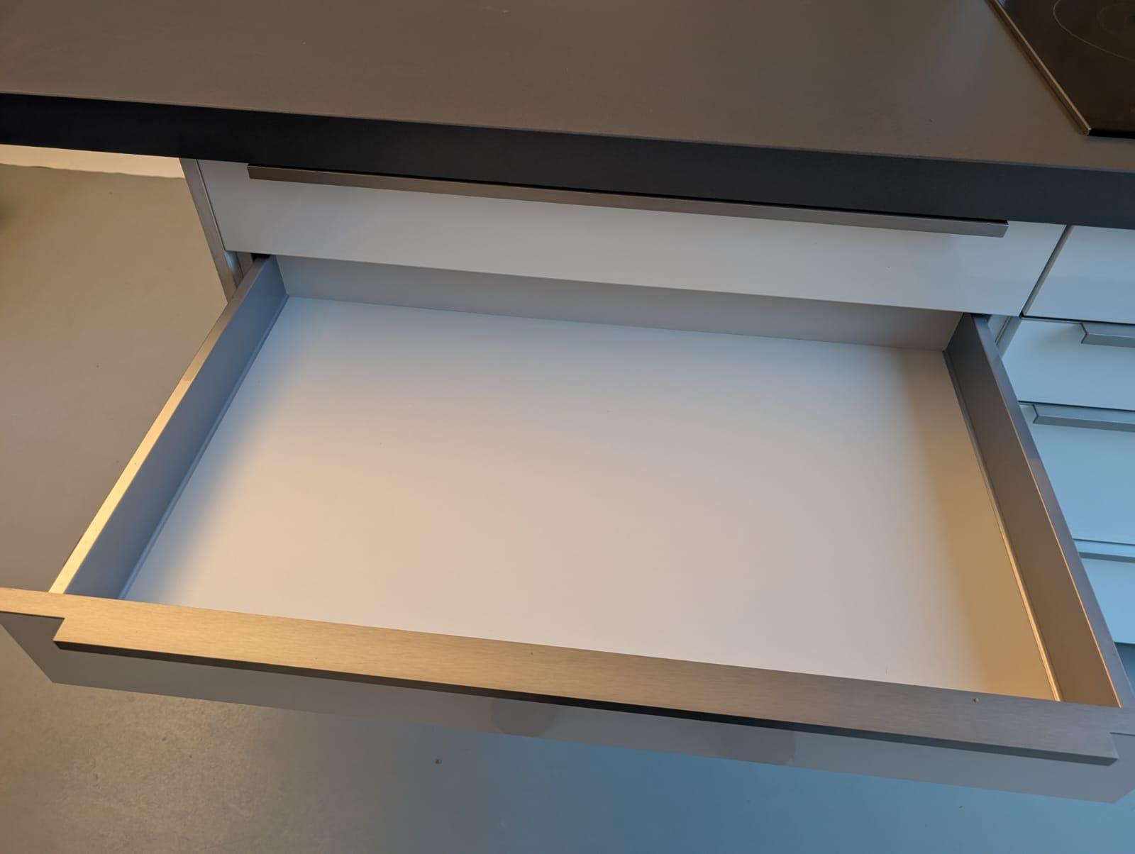 03020 - Wit schiereiland met grijze kastenwand