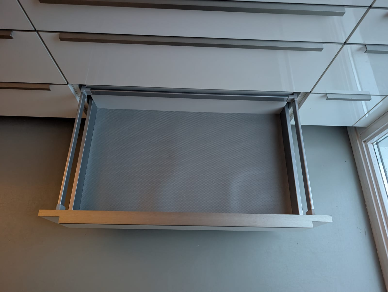 03020 - Wit schiereiland met grijze kastenwand