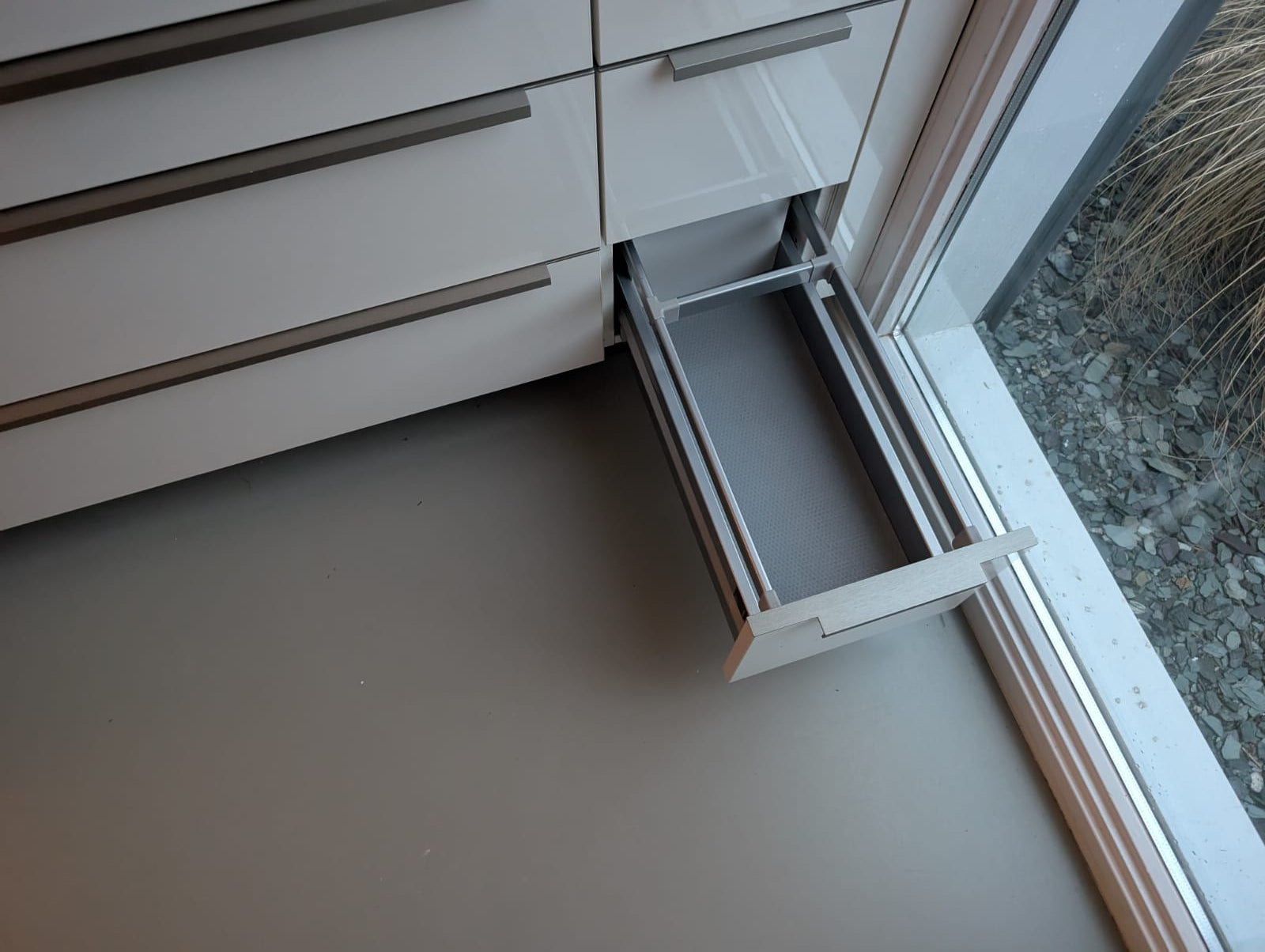 03020 - Wit schiereiland met grijze kastenwand