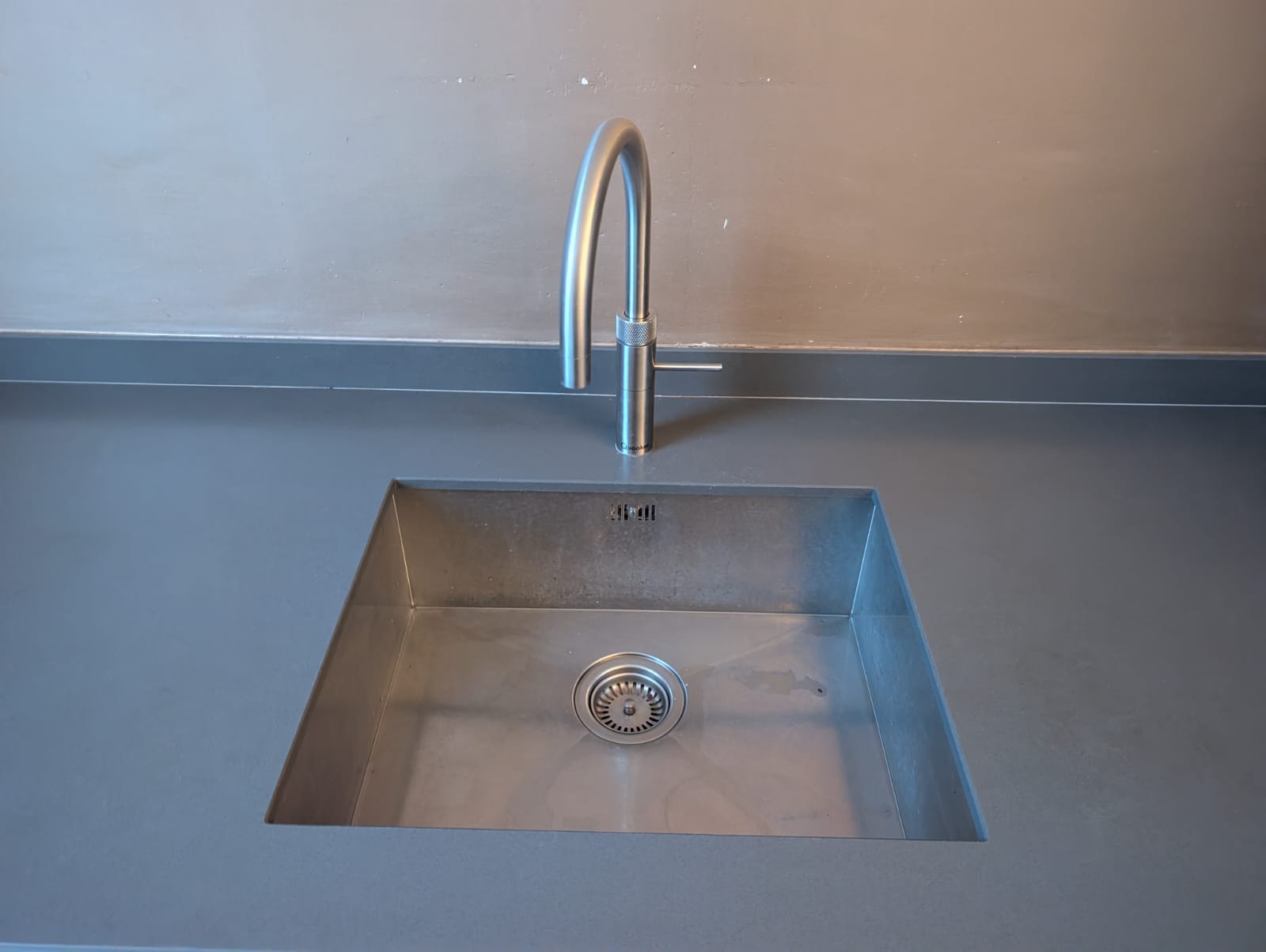 03020 - Wit schiereiland met grijze kastenwand