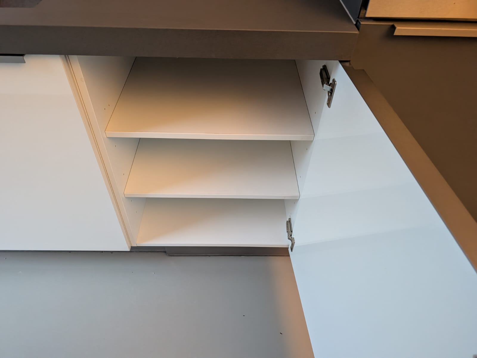 03020 - Wit schiereiland met grijze kastenwand