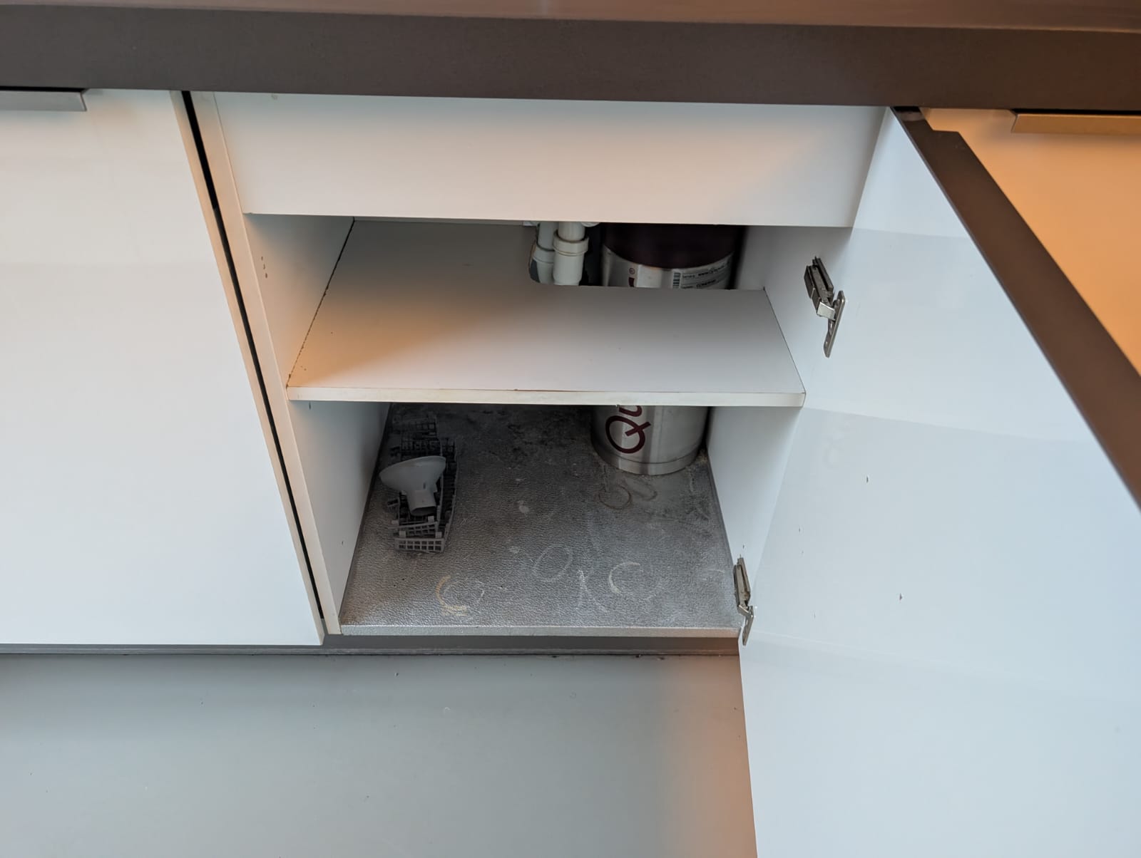 03020 - Wit schiereiland met grijze kastenwand