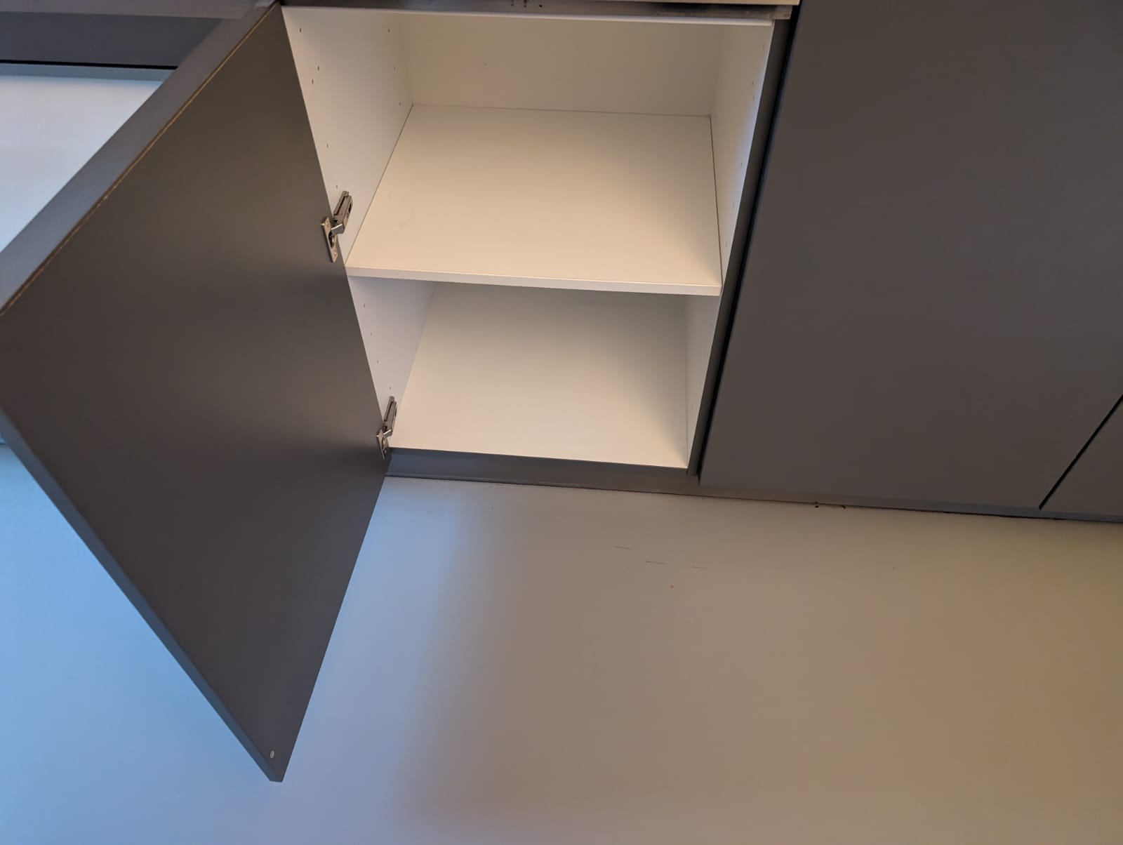 03020 - Wit schiereiland met grijze kastenwand