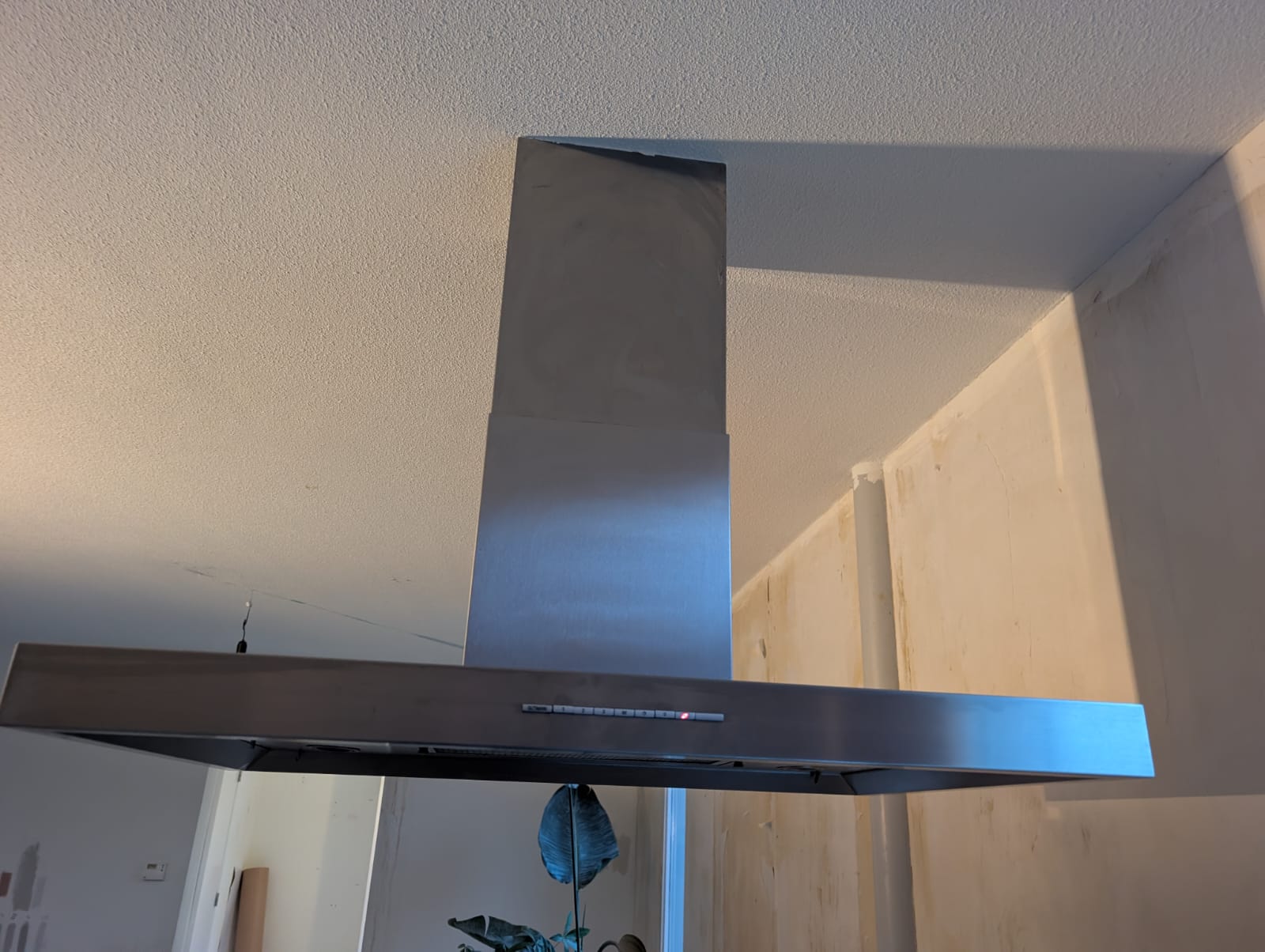 03020 - Wit schiereiland met grijze kastenwand