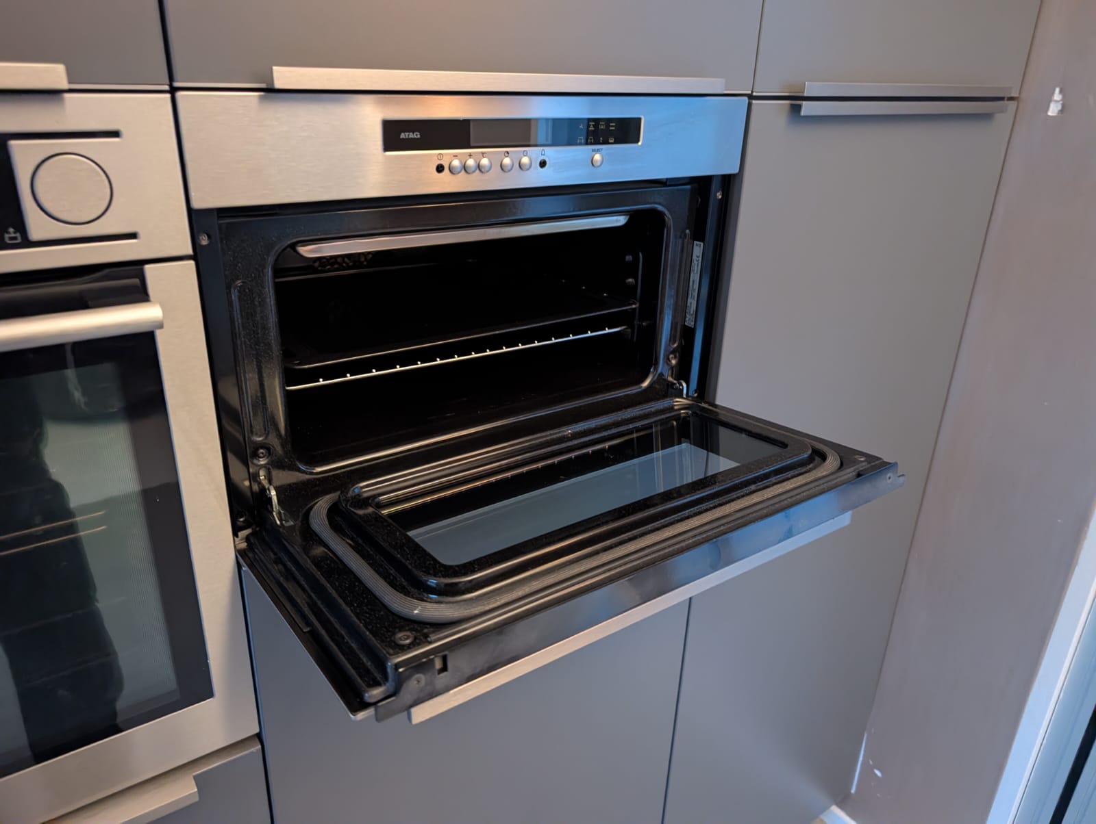 03020 - Wit schiereiland met grijze kastenwand